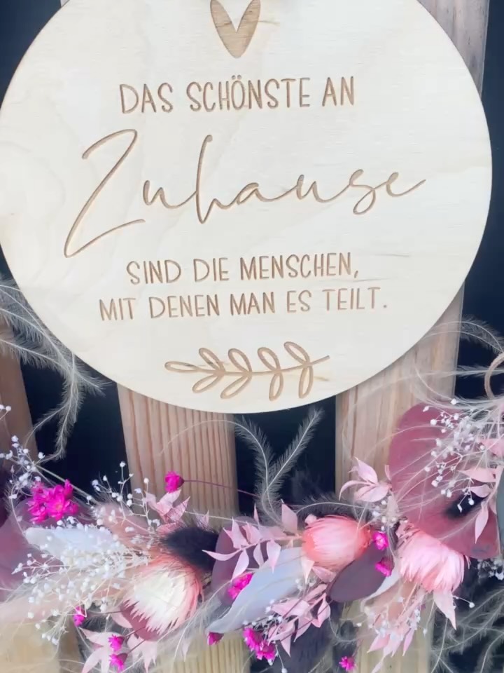 ✨ Handgemachte Unikate für dein Zuhause ✨
Unsere liebevoll gestalteten Türkränze mit Trockenblumen bringen das ganze Jahr über natürliche Schönheit in dein Zuhause. 🌸🌿
Jeder Kranz ist ein echtes Einzelstück – kombiniert aus hochwertigen Trockenblumen, Federn und einem personalisierten Holzschild. 🤎 Egal ob für die eigene Haustüre, als Geschenk zur Hochzeit, zum Einzug oder einfach als besonderer Hingucker in deinem Zuhause – diese Kränze sind immer etwas ganz Besonderes.
👉 Jeder Kranz wird mit viel Liebe zum Detail gefertigt und kann nach Wunsch auch personalisiert werden.
💌 Schreib mir gerne, wenn du dir auch so einen einzigartigen Türkranz sichern möchtest!
#kreativveredelung #handgemacht #trockenblumenkranz #türkranz #unikat #naturdeko #wohninspiration #blumenliebe #geschenkidee #trockenblumenliebe #homedeko #bohodeko #blumenkranz