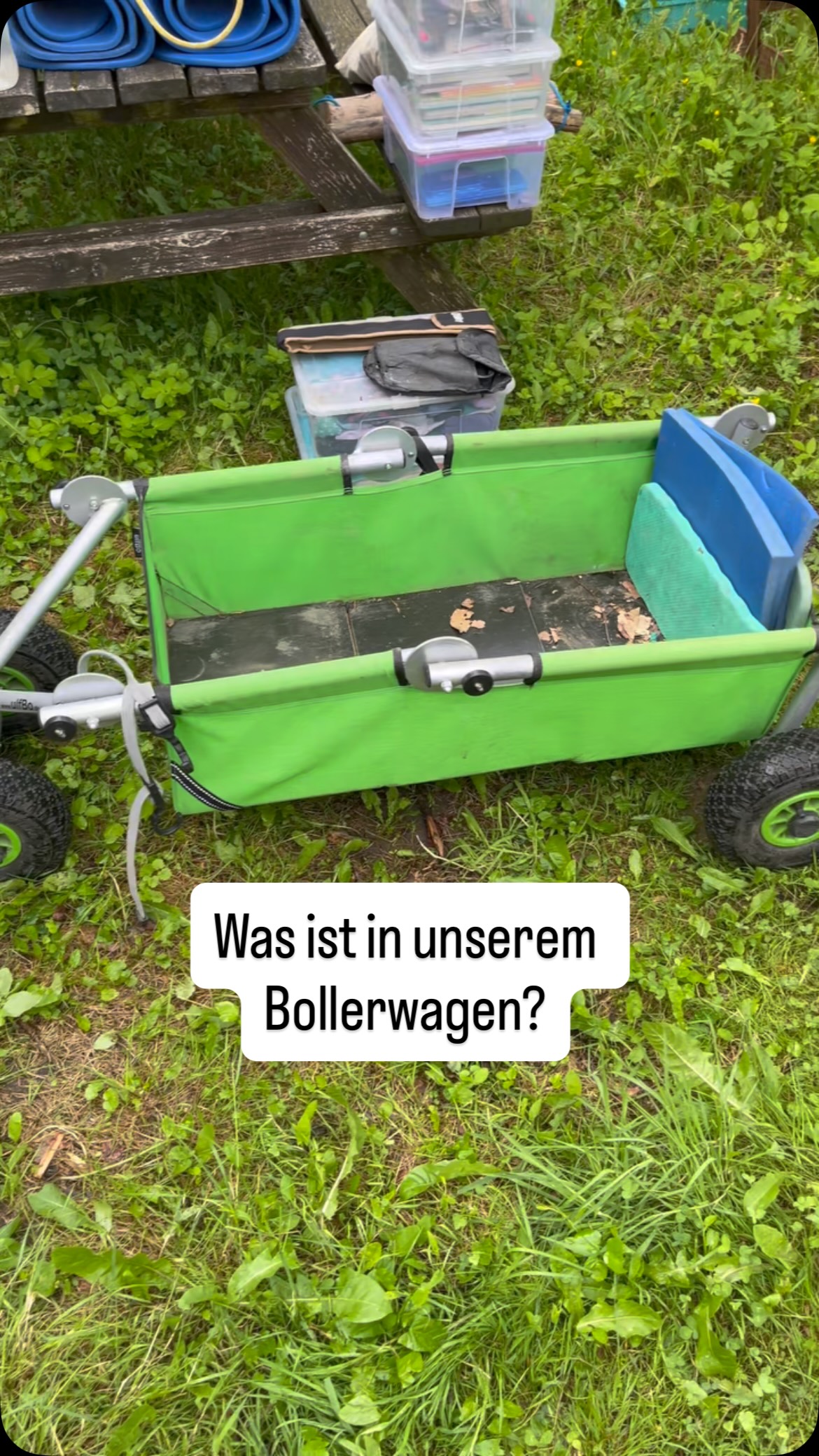 Das neue Kindergartenjahr ist gestartet, neue Kinder und neue Eltern, alles noch neu und aufregend…
Natürlich kommen da vielleicht ein paar Fragen auf:
„Was macht mein Kind im Kindergarten?“
„Was spielen die Kinder im Wald?“
„Was ist, wenn es im Wald auf Toilette muss?“
„Kann mein Kind im Wald seine Hände waschen?“
Fragen über Fragen… hier ein paar Antworten:
Im Wald gibt es viele verschiedene Möglichkeiten sich zu beschäftigen und zu spielen. Die Kinder können Wünsche, wie z.B. Werkzeug, äußern und je nach Waldplatz und Wetter setzen wir diese auch gerne um.
Durch die verschiedenen Waldplätze gibt es viel Abwechslung und diverse Herausforderungen, was zum Beispiel das unebene Gelände angeht…
Außerdem bietet der Wald viel Raum für Phantasie und Kreativität…
Im Wald auf Toilette müssen ist kein Problem, wir haben extra Bereiche dafür. Ebenfalls wickeln wir die Kinder auch im Wald, also ist es kein Problem, wenn die Kinder noch nicht „trocken“ sind.
Ich hoffe dieser Beitrag hat euch gefallen 🫶🏻
#vlotho #waldkind #waldkindergartenliebe #waldkindergartenpädagogik #waldkinder #waldkindergarten #waldkita #kita #neuekinder #neueskitajahr #kinder #eingewöhnungsphase #eingewöhnunginderkita #bollerwagen