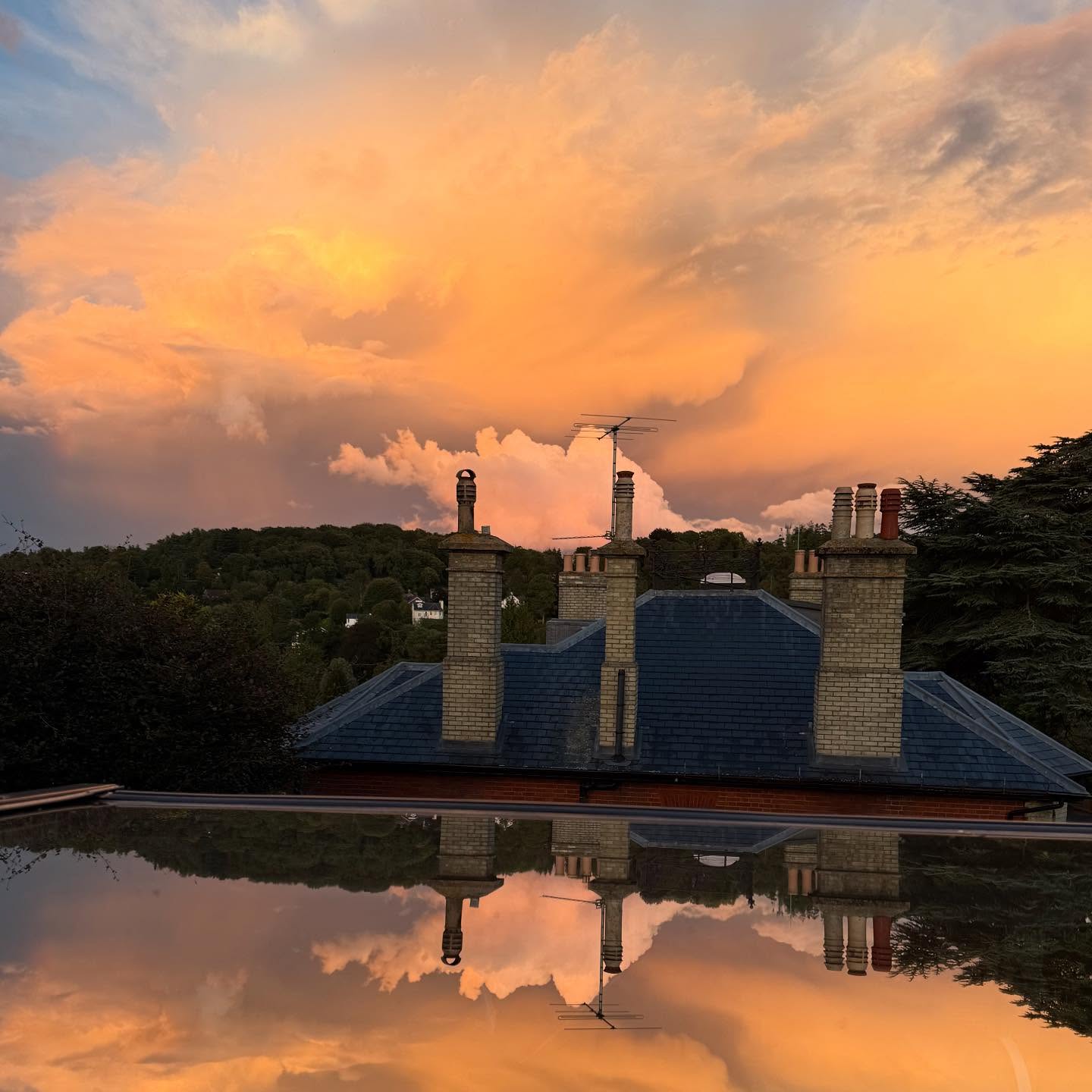 Life from a window…
#dorking #surreyhills #sunset #weekendvibes
