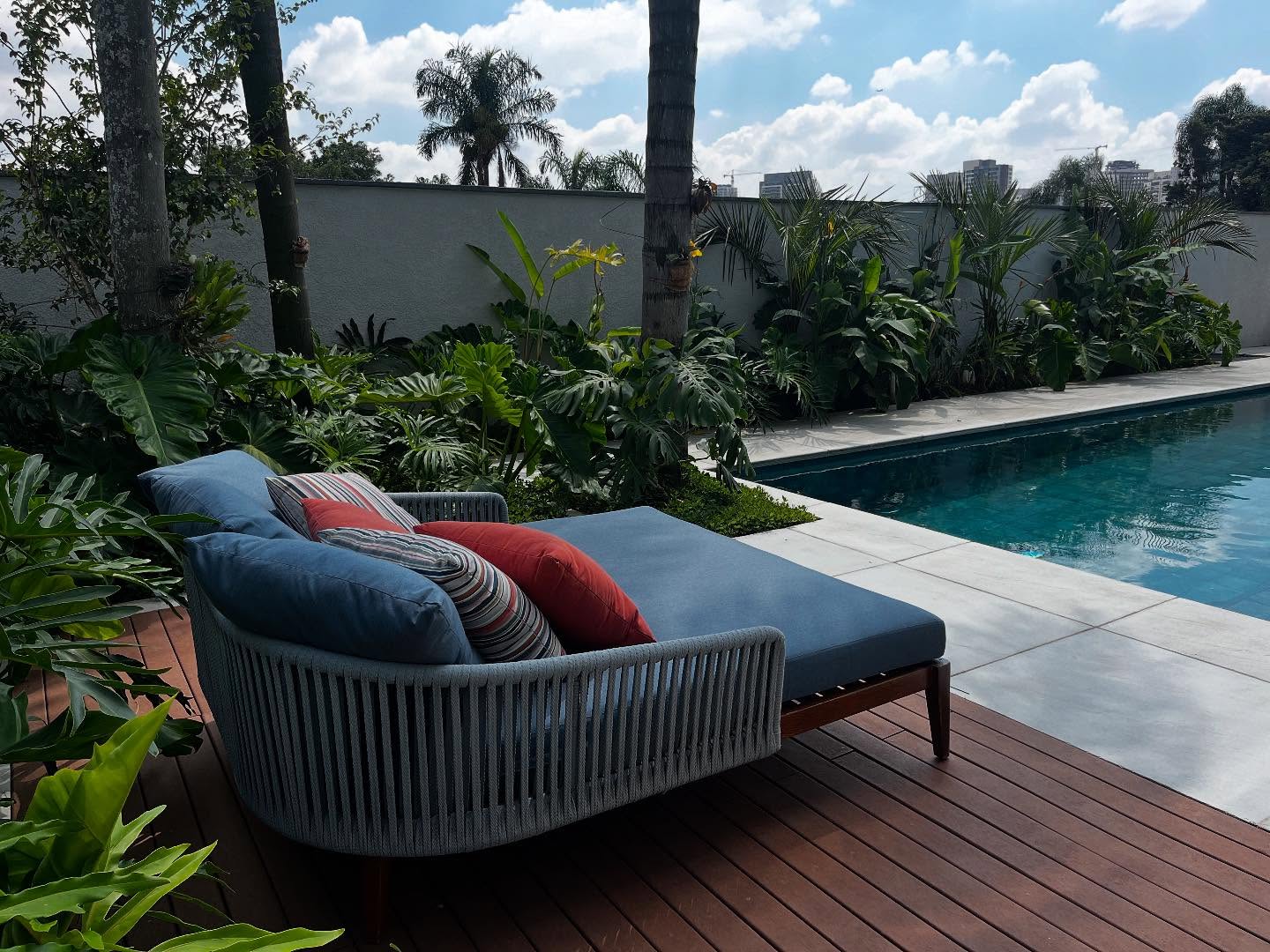 🇧🇷Um jardim que te faz vivenciar o tempo “Kairós” - foco na qualidade e na experiência do momento, e não em sua duração. E se ao longo da sua rotina você conseguisse realmente ter diferentes dimensões do seu tempo? Mesmo que por minutos. Pausar. Contemplar.
.
Este jardim te transporta para esta nova dimensão do tempo - com uma linguagem tropical, chegamos complementando um canteiro que antes era simples - criamos volumetria através de diferentes alturas, folhagens tropicais de destaque e florações que surpreendem em diferentes épocas.
.
🇬🇧A garden that allows you to experience “Kairós” time—focusing on the quality and experience of the moment, not its duration. What if, throughout your routine, you could truly experience different dimensions of your time? Even if only for a few minutes. Pause. Contemplate.
This garden transports you to this new dimension of time—with a tropical language, we complemented a previously simple flowerbed—creating volume through varying heights, prominent tropical foliage, and blooms that surprise at different times.
#tempo #tempodequalidade #qualidadedevida #jardimtropical #jardimdecasa #casaejardim #reformaeconstrução #designbiofílico