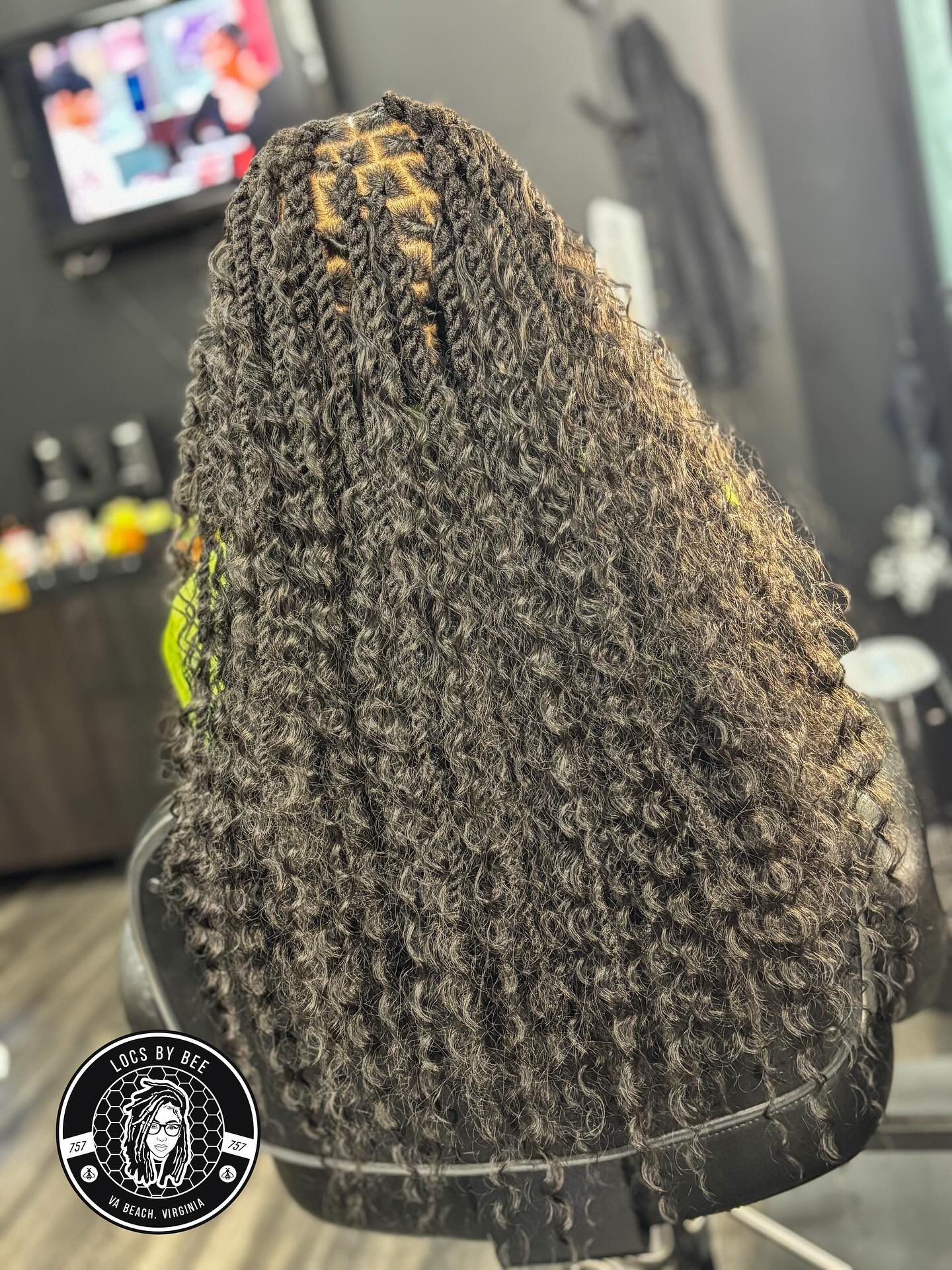 Kept it simple, but left no crumbs. 🤏🏾🤏🏾🐝
subscribe to the “HIVEblog” for ✨FREE✨ on my website* www.LocsByBee.com #LinkInBio
⠀
#LocsByBee #LocsByBee757 #StungByBee #LocdByBee #Locs #StarterLocs #Retwist #LocRepair #LocStyles #LocExtensions #PermanentLocExtensions #LocReattachments #KidsLocs #KidsLocStyles #MensLocs #MenLocStyles #WomensLocs #WomensLocStyles #LocsForWomen #LocsForMen #Loctician #VALoctician #757loctician #757locs #VaBeachLoctician #LocQueen #TeamLocs