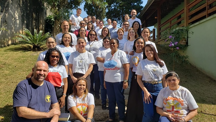 No último sábado , dia 23 de agosto de 2025, nossos catequistas, participaram de um retiro paroquial, marcado por oração, partilha e renovação da missão.
Foi um tempo de graça para fortalecer a fé e o compromisso de anunciar o Evangelho com amor e esperança. E, ao final, todos puderam viver também um momento fraterno, com uma pequena confraternização entre os catequistas.