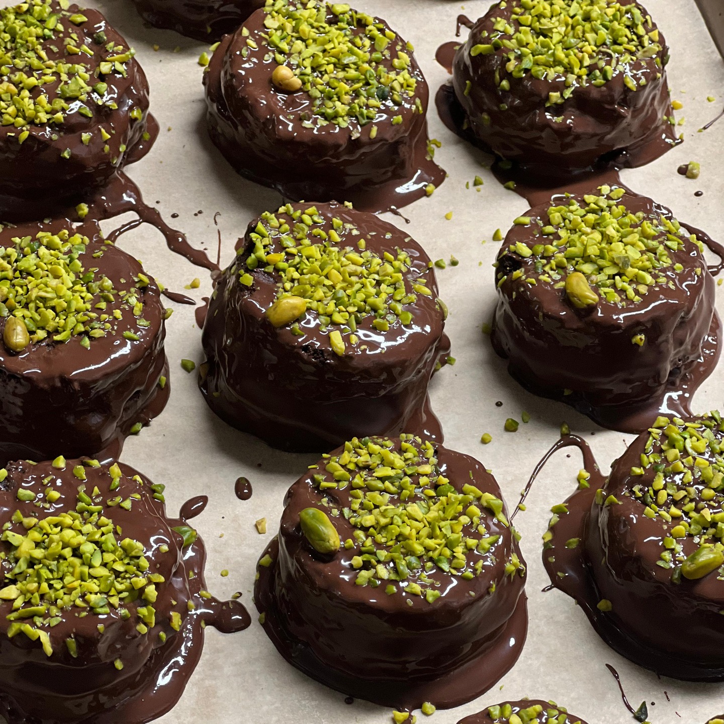 En enero creamos nuestro Alfajores estilo Dubai! Siempre marcando un camino... Das argentinische Süssgebäck mit Dulce de leche und köstlichen Pistaziencreme!
¡Che, que lomo! - mucho más que un restaurante...
.
.
.
.
#Alfajores #estilodubai #dubaistyle #chequelomo #hausgemacht #argentina #basel #suiza #baselcity #baselgastro #gastronomia #restaurante #love #foodlovers