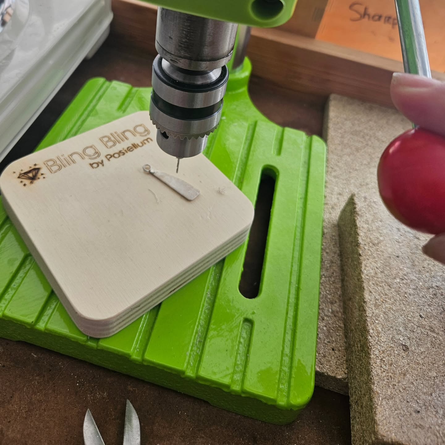 Ik vraag aan een vriend van me een stukje afval hout om te gebruiken als ik gaatjes ga boren. Dan komt hij hiermee aan zetten, echt geweldig. 😍