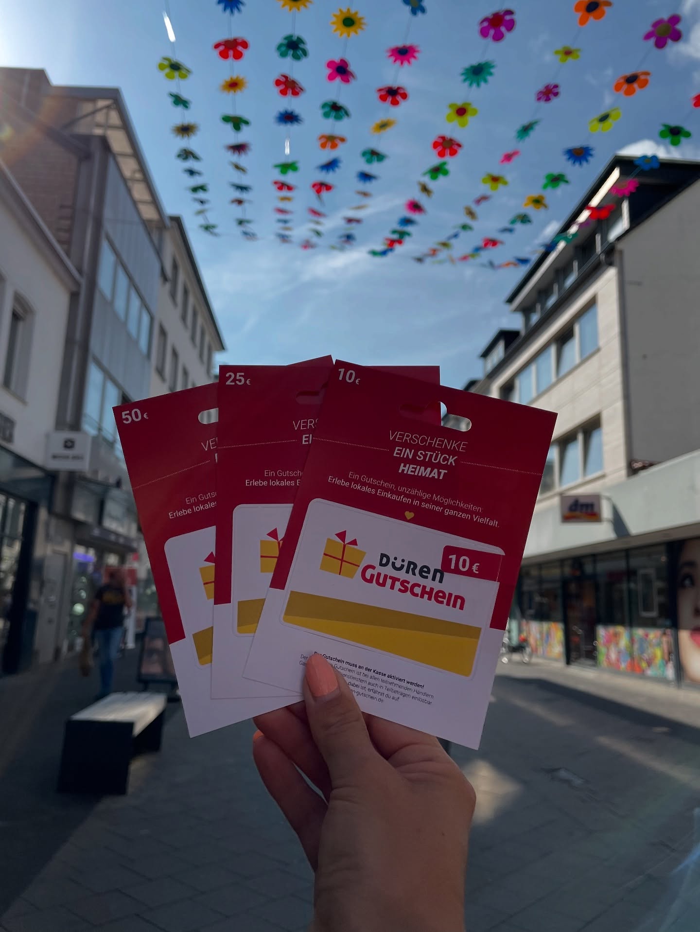 Die Aktion der geförderten Düren Gutscheine ist beendet ..
–
..aber das ist noch lange kein Grund, aufzuhören, lokal zu shoppen und Freude zu verschenken! 🎁🛍️
Denn auch weiterhin gilt: Mit den Düren Gutscheinen unterstützt ihr unsere HändlerInnen, Gastronomie & Dienstleister direkt vor Ort – und habt gleichzeitig das perfekte Geschenk für Familie, Freunde oder KollegInnen. Kaufen könnt ihr die Gutscheine bei Euronics Gunkel, FUNK men & more, iPUNKT und Rico Design.
👉 Also: Düren Gutscheine kaufen, verschenken und gemeinsam unsere Stadt stärken!
#DürenGutschein #SupportYourLocal #EinkaufenInDüren