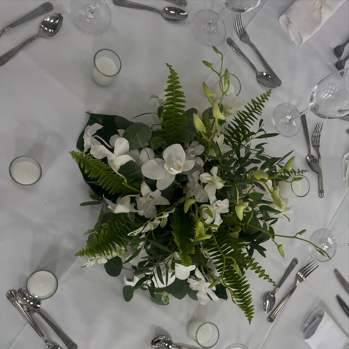 A fresh and elegant centerpiece with crisp white flowers nestled among lush greenery. Perfectly simple and naturally beautiful.
.
.
.
.
.
#FloralDesign #Centerpiece #FreshFlowers #TableDecor #EventStyling #Greenery #WhiteBlooms #NatureInspired #FloralMagic #WeddingDecor #TorontoWeddings #BotanicalDecor #ElegantEvents #FloralInspo #TableSetting #EventDecorIdeas