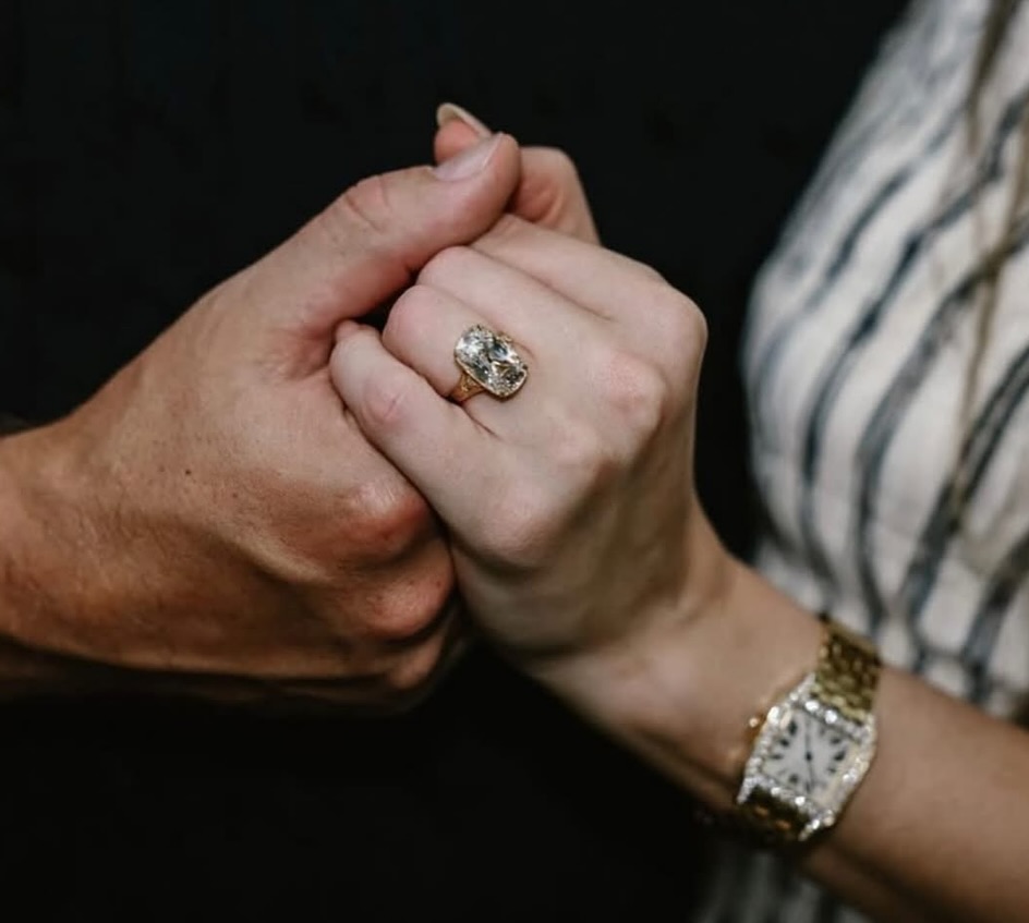 Calling all Swifties! Taylor Swift and Travis Kelce are officially engaged! 💍✨🎤🏈
Taylor broke the internet (again) with an Instagram caption that read, ‘Your English teacher and your gym teacher are getting married,’ and yes, we’re obsessed 😍
#TaylorSwift #TravisKelce #TaylorEngaged #CelebEngagement #CelebNews #Engagement