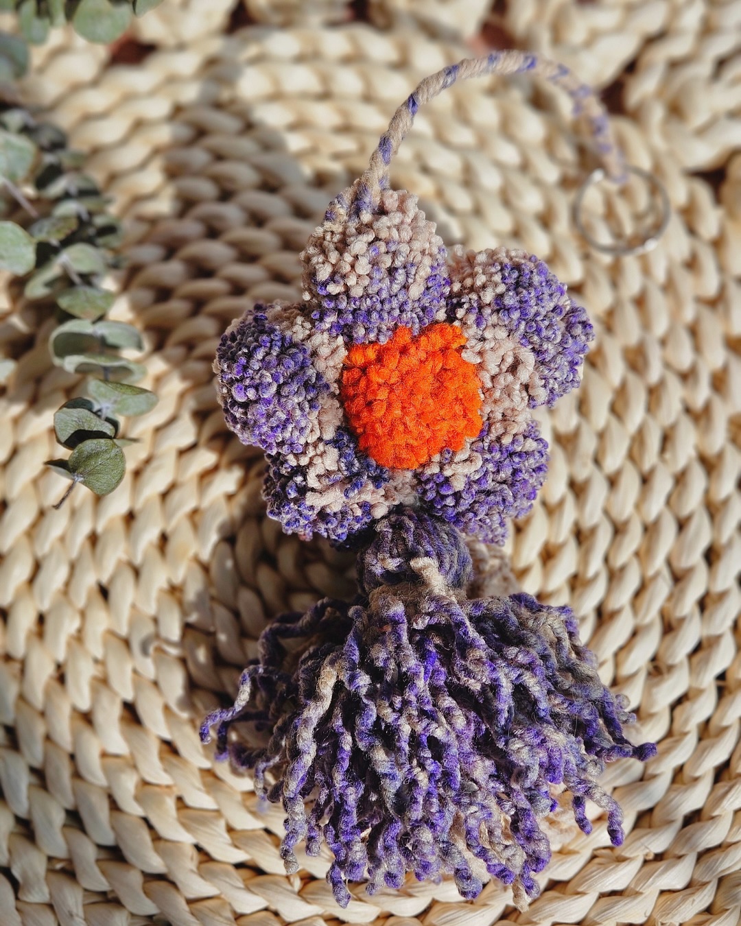 🌼 𝐹𝑙𝑜𝑟 𝑅𝑢𝑠𝑡𝑖𝑐𝑎 𝑑𝑒 𝑙𝑜𝑠 𝐴𝑛𝑑𝑒𝑠
Rústica y vibrante, esta flor de manta andina es un detalle ideal para regalar o para realzar tu bolso con un toque único.
Cada pieza combina colores irrepetibles gracias a la riqueza del tejido andino ✨⛰️.
📏 𝐌𝐞𝐝𝐢𝐝𝐚𝐬: 8 cm ancho x 29 cm largo
✨ 𝐈𝐧𝐜𝐥𝐮𝐲𝐞: aro metálico para llaves
𝐍𝐨𝐭𝐚: Ninguna flor es igual a otra, ¡elige la tuya!
#regaloscorporativos #peru #lima #merchandisingparaempresas #regalosvip #artesaniaperuana #andesencia