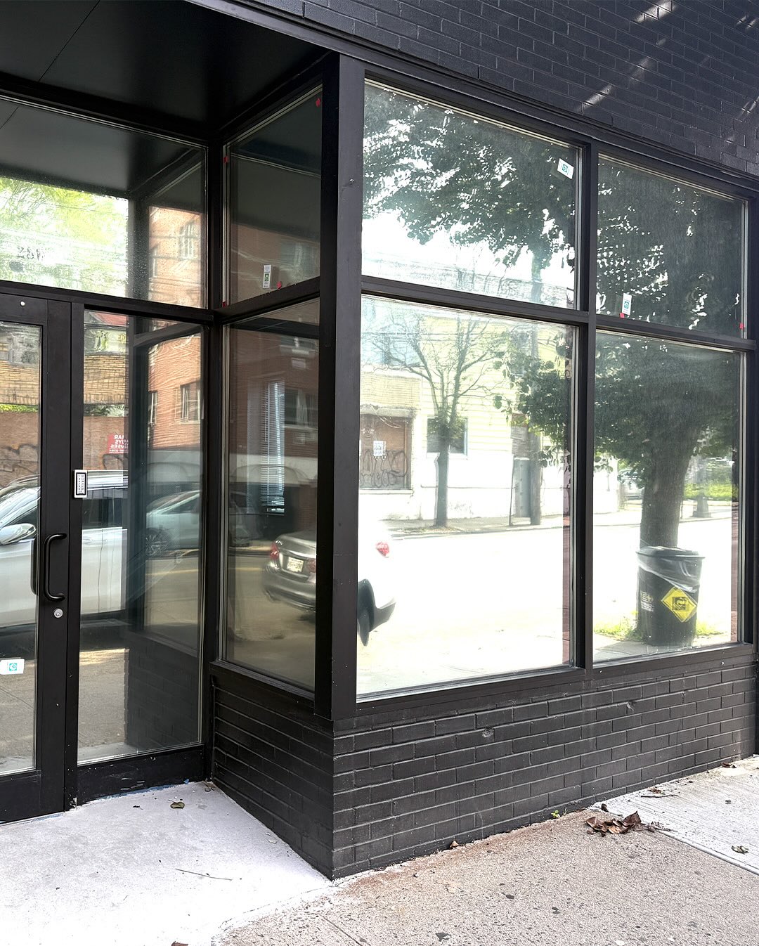 My client @ashleyssweettreatsinc reached out to me to collaborate on window decals for @thesprinklestudiomv, exactly next door to her bakery. So she sent me a photo of what it looks like along with the window measurements.
I couldn’t wait to start building out the mockup. And to finally see the finished product is JAW-DROPPING!