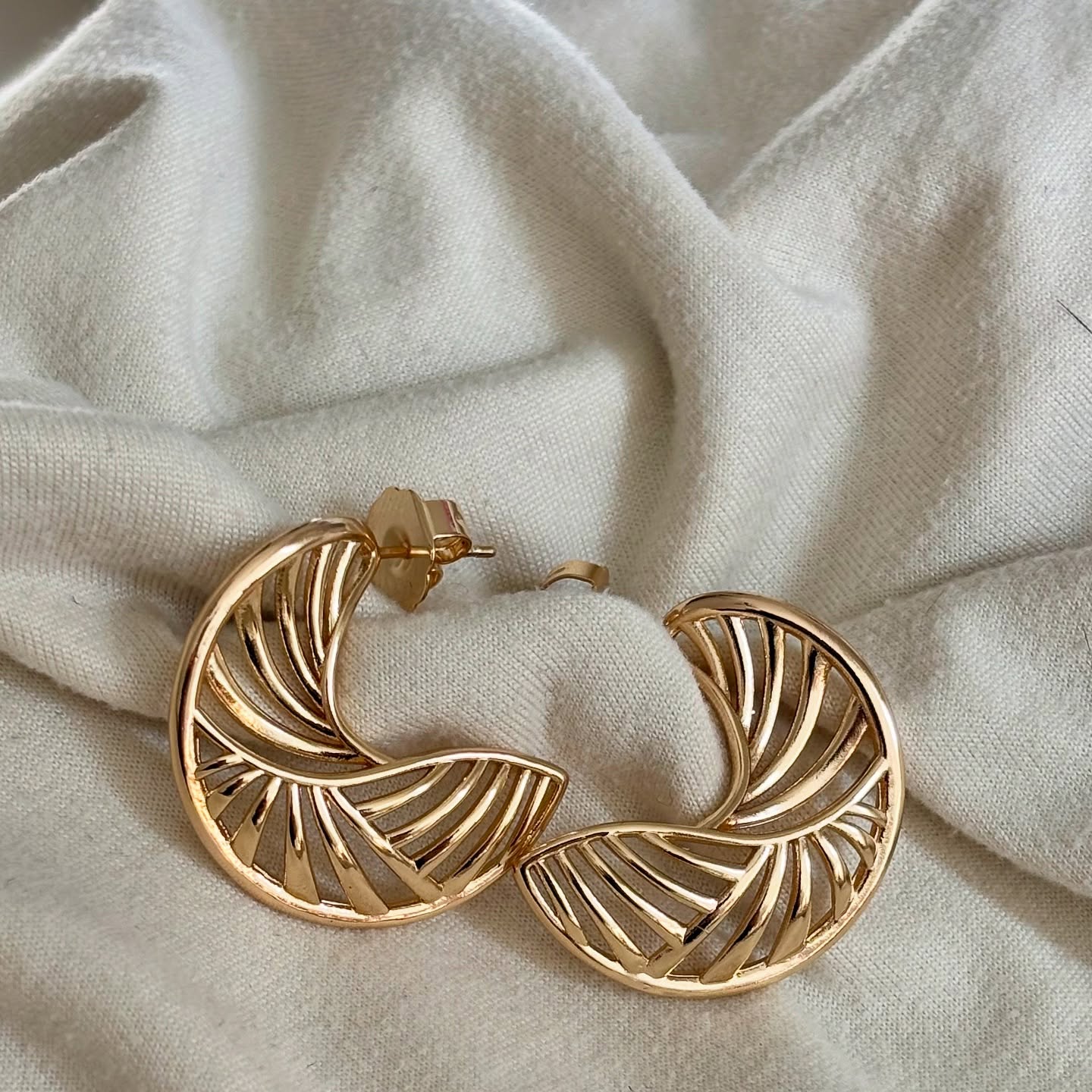 ✨ Um clássico com toque moderno que não pode faltar ✨
O brinco meia argola curva vazada é aquele acessório que valoriza qualquer look e nunca sai de moda. Versátil, leve e cheio de estilo, ele é a escolha certa pra quem ama praticidade sem abrir mão da elegância 💕
📩 Garanta já o seu no direct e comece a semana brilhando com Turmalina!