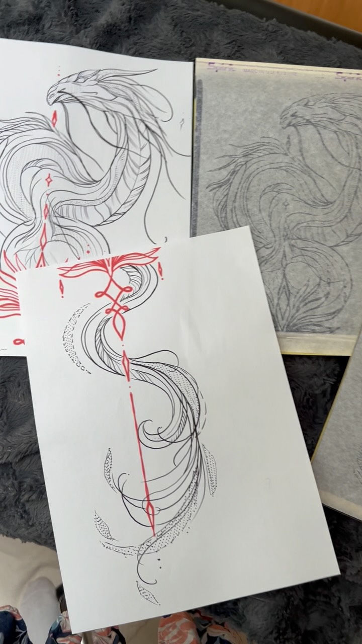 🐉DRAČÍ PROBUZENÍ 🐉
Nedávno jsem tetovala draka - symbol, který v sobě nese prastarou energii smyslnosti a probuzení.
Při práci jsem vnímala, jak se pod mýma rukama rodí bytost, která dřímá v každém z nás. Ta hluboká, instinktivní část, která cítí život všemi smysly, ne jen myslí.
🐉Během sezení se prostor naplnil něčím těžko uchopitelným - tou jemnou hranicí mezi bolestí a rozkoší, mezi odevzdáním a převzetím moci.🐉
Drak je strážcem té nejčistší formy smyslnosti - ne povrchní touhy, ale hlubokého spojení s vlastním tělem a jeho moudrostí. Připomíná nám, že jsme bytosti z masa a krve, z ohně a vášně.
S čím máš spojeného draka ty?
#vedometetovani #draktransformace #smyslnost #natelo