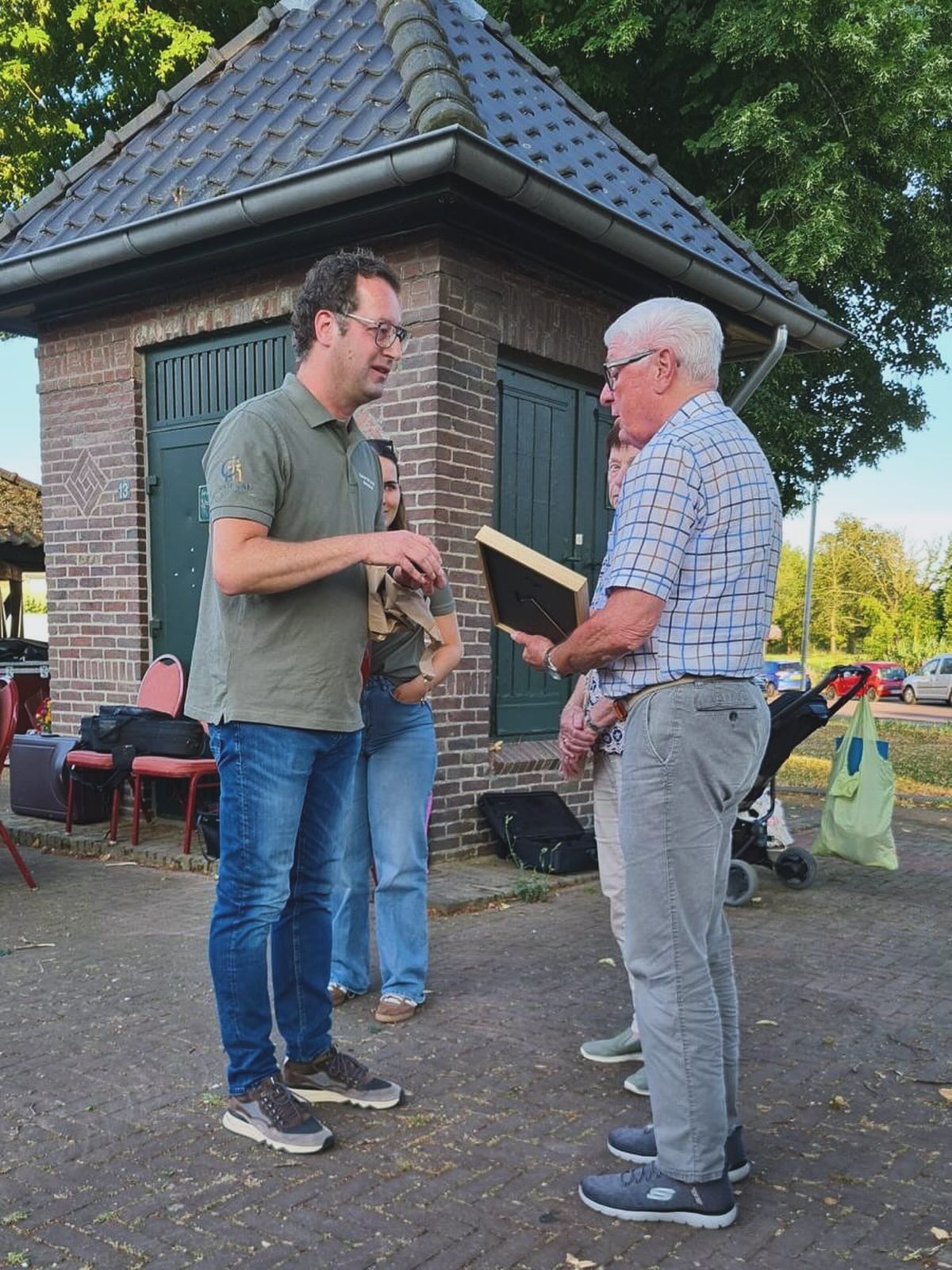 Voor de zomer hebben wij ons seizoen afgesloten met het jaarlijkse ZomerPleinConcert. En dit keer met een speciale toevoeging:
Ons erelid Pierre is benoemd tot lid van verdienste van Fanfare Sint Joseph Merkelbeek ๐ถ.
Pierre heeft in het verleden enorm veel betekend voor onze vereniging. Van jarenlange inzet achter de schermen en in het bestuur tot zijn betrokkenheid bij talloze activiteiten.
Met deze benoeming willen wij onze waardering en dankbaarheid uitspreken. Dank je wel Pierre, voor alles wat je voor onze fanfare hebt gedaan en nog steeds doet!