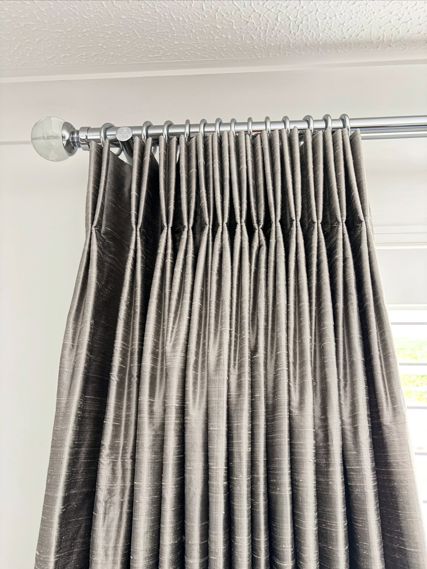 Recently fitted these pure silk interlined curtains were the finishing touch to my clients master bedroom. Determined to get the exact shade required it was decided to go for this beautiful silk from @jamesharefabric. Hung on poles from @hallishudson - just what my client was looking for. Happy customer. Interlining and lining from @evanstextiles #puresilk #rawsilk #silkcurtains #interlinedcurtains #bedroomcurtains #jameshare #jamesharesilks #evans #evanstextiles #hallishudson #malvernwells #malvernhills #malvern #malverninteriors