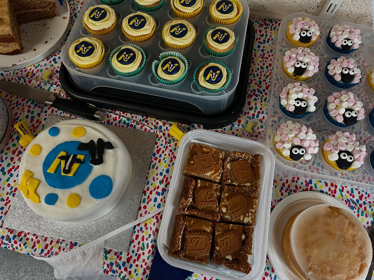 We have cakes and goodies galore! Head on over to the office and make a donation to a great cause Farm Safety Foundation - Yellow Wellies 🧁🍰☕️
