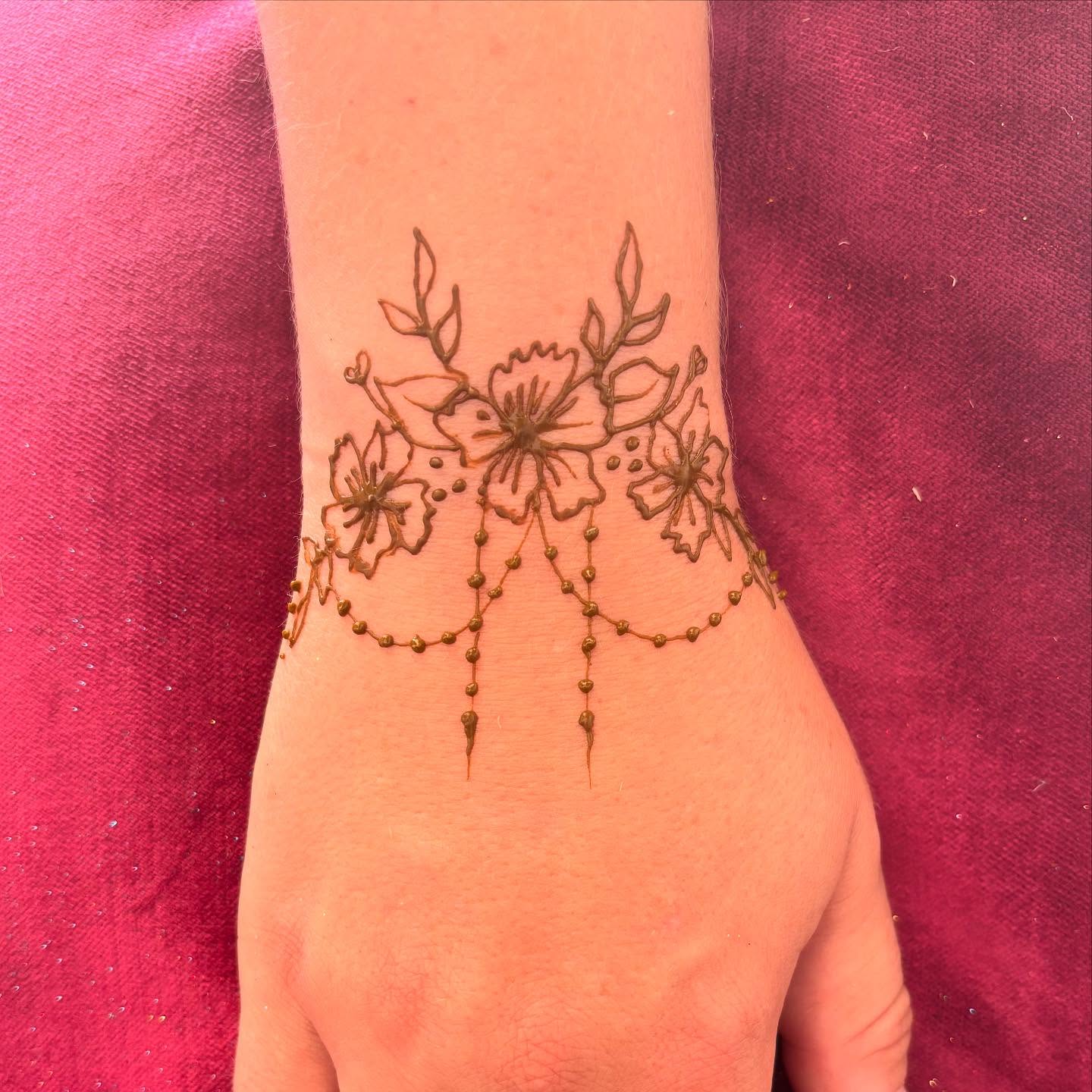 Last week at @uptoncountrypark 😭💕 here is some henna from today. Hopefully the weather stays okay for the rest of the week. I will be there unless stated otherwise on my socials ✨