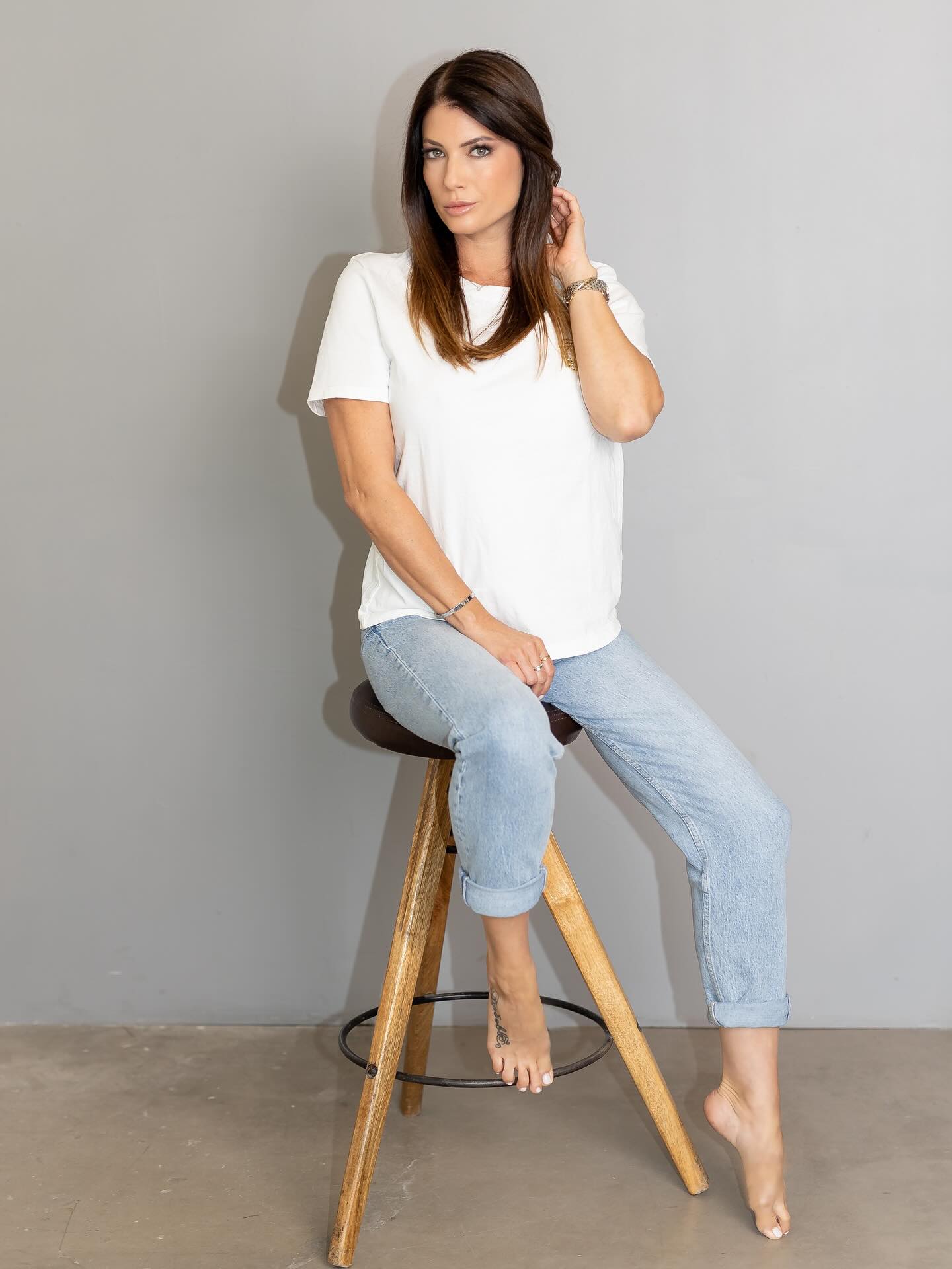 Póznik Melinda vagyok, több mint 20 éve dolgozom kozmetikusként.
Számomra mindig is kiemelten fontos volt, hogy vendégeim egy tiszta, igényes és elegáns környezetben tölthessék idejüket, ahol minden apró részlet a kényelmüket és szépségük megőrzését szolgálja.
Munkám során nagy hangsúlyt fektetek a pontosságra, a precizitásra és arra, hogy mindenki, aki hozzám érkezik, különleges figyelmet kapjon. Hivatásom számomra nem csupán munka, hanem szenvedély, hiszen a legnagyobb örömöm az, ha vendégeim elégedetten és ragyogva távoznak.
Sok szeretettel várok mindenkit a Fashion Beauty Szépségszalonban, ahol a szépség és az elegancia találkozik.