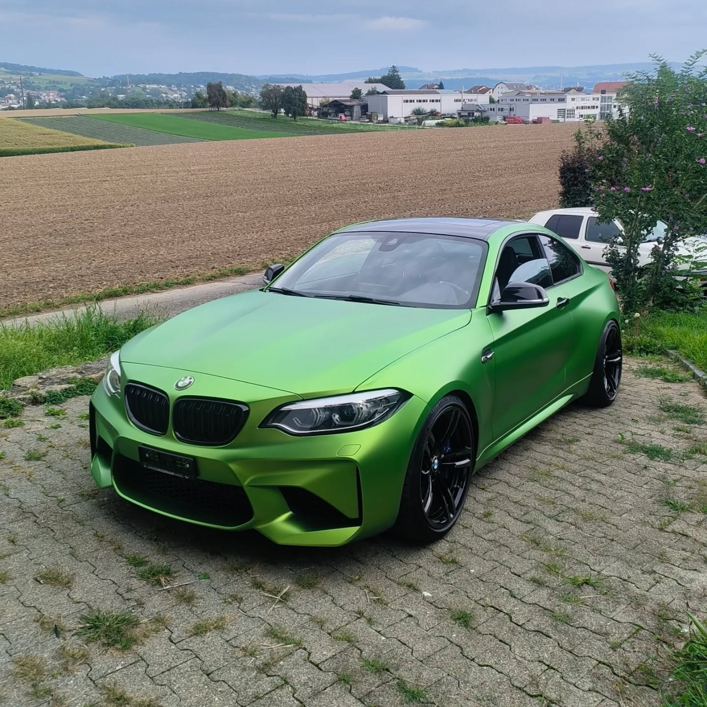 Was soll ich dazu sagen? Kompletter Abriss am M2 mit Viper Green von KPMF.
Absolut keine passende BMW Farbe, denkt man... Und dann das, mir fehlen die Worte. Danke Pascal für dein Vertrauen ❤️
#m2 #bmw #bmwm #nicswraplab #carwrap #wrapping #folie #folierenstattlackieren #wrap #folierung #schweiz
