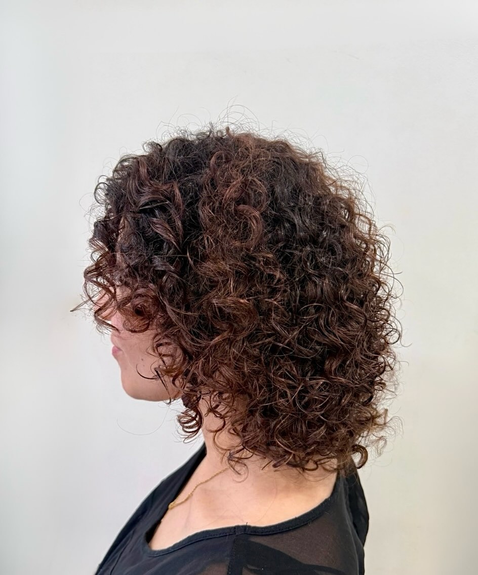 Quoi de mieux pour la rentrée qu’un balayage à l’argile avec une patine marron sur cheveux bouclés.
Réalisé par Elisabeth ✨🍃