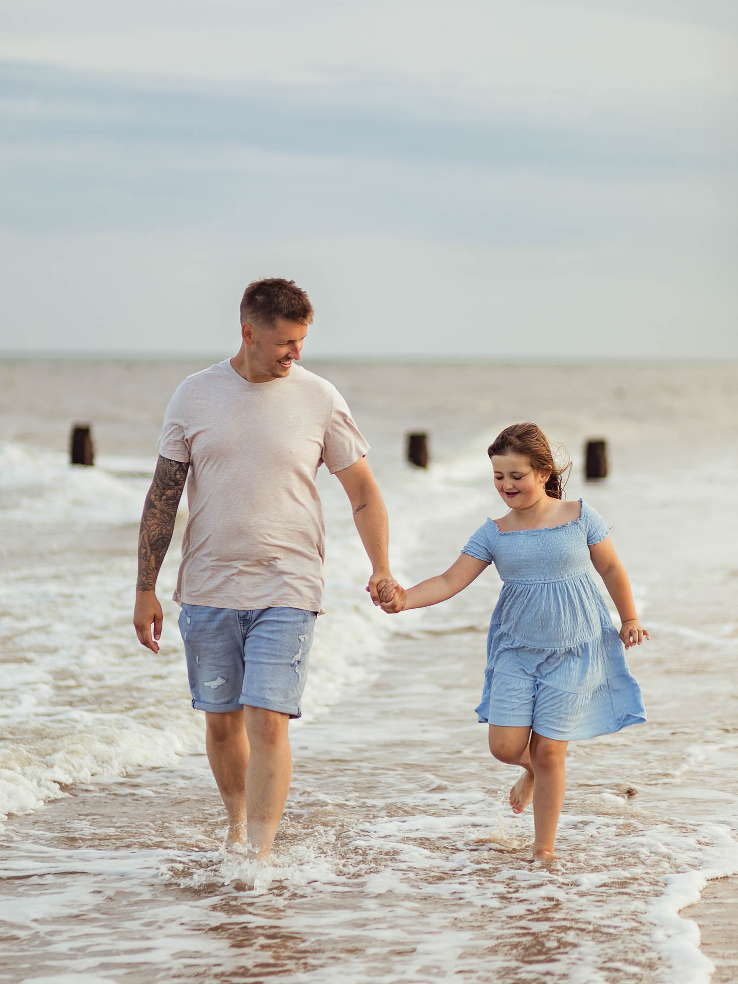 Today is Hugo’s very last day at nursery, and I’m still trying to work out how on earth we got here so quickly!!
When we first dropped him off at those doors, I didn’t even have this little photography business of mine. Now, years later, I get to capture memories for the very people who’ve been such an important part of his early years.
Tonight I’m heading to one of my favourite spots for a shoot with one of Hugo’s key workers and her family, before their eldest starts school too.
There’s something so special about pressing pause on these in-between stages, bottling up their innocence, their littleness, and the fleeting season before everything shifts again.
I’ve got a few more beach sessions this summer. Drop me a message if you’d love to bottle up your own family’s magic here too. ✨