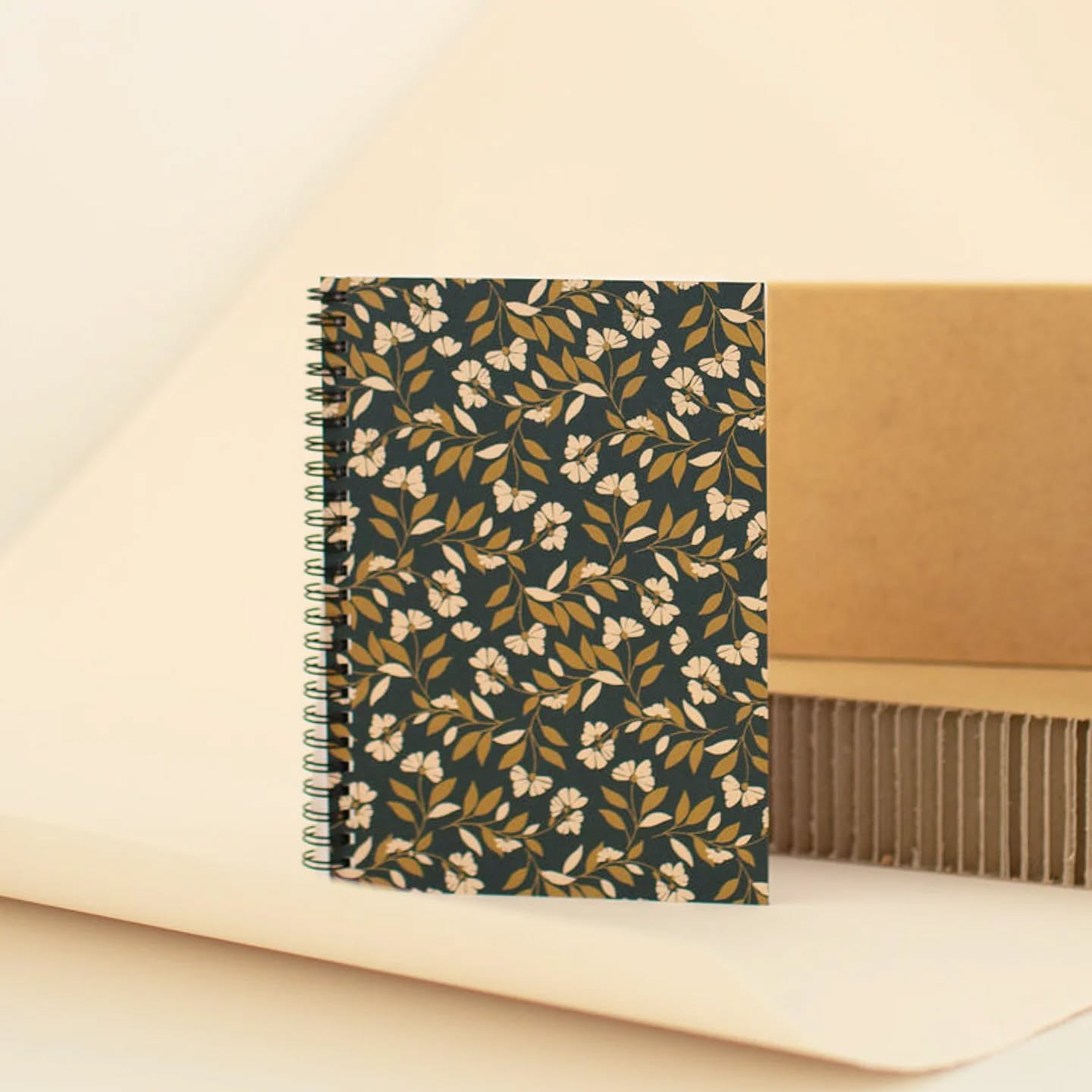 Les nouveaux carnets avec des couvertures foncés ! On avait jamais testé une collection avec des fonds foncés. Moins de possibilités niveau couleurs que sur un fond blanc mais on adore le résultat !
.
.
.
#poussieredesrues #papererie #lyon #carnet #screenprinting #serigraphie
