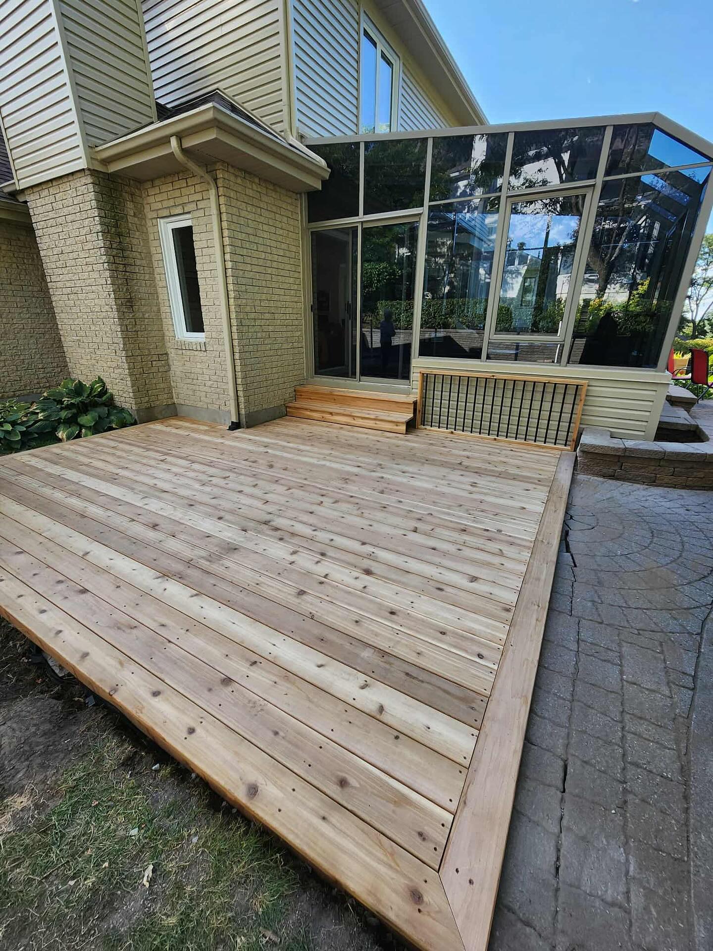 🏡✨ Nouvelle terrasse, nouvelle vie extérieure !
Un projet clé en main signé Construction VCM ✅
Nous avons complètement repensé l’espace extérieur de cette résidence pour offrir :
• Une terrasse en bois de cèdre durable et élégante 🌿
• Une structure solide avec une finition impeccable 🔨
• Un espace chaleureux et polyvalent pour les repas en famille, les barbecues et la détente ☀️
Chaque détail a été pensé pour marier esthétique, solidité et confort. #constructionvcm #terrassebois #deckdesign #outdoorliving #menuiseriesurmesure