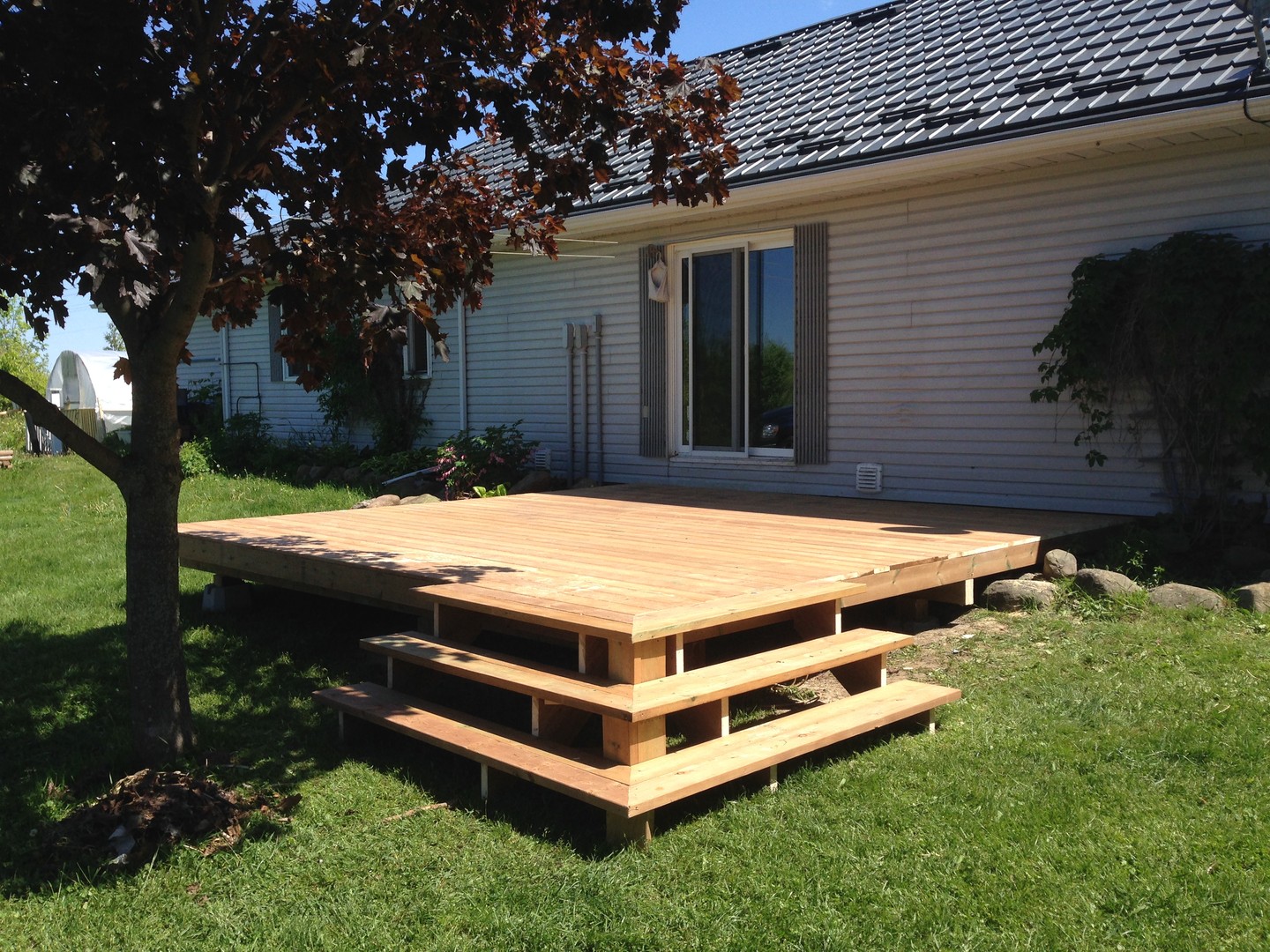 Low and level, just the way we like it.
No rails, no fluff. Just a clean stage for whatever the backyard calls for 🌳☀️