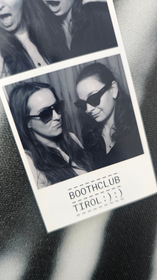 One moooore time! 😄 Wenn wir spontan in der Fotobox im @kaufhaus.tyrol eskalieren - ohne Plan, aber mit ganz vielen Flausen im Kopf. 😄🥰🤩
Funny Abschluss eines laaangen Arbeitstages. So soll's sein! #goodmood
#ausgefuchst #agenturausgefuchst #kaufhaustyrol #socialmediaagentur #socialmediacreative