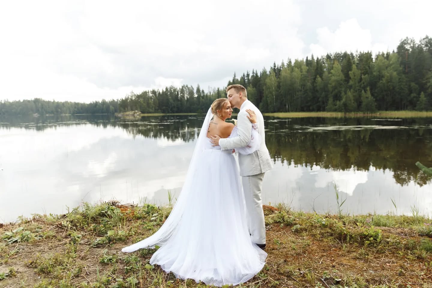 Elämä Suomessa opettaa yksinkertaisia asioita: iloitsemaan hiljaisuudesta, arvostamaan luontoa ja löytämään onnea pienistä hetkistä.
Täällä metsä on kulman takana, järvi vain muutaman minuutin päässä, ja aurinko laskee erityisen kauniisti mäntyjen taakse.
Jokainen päivä muistuttaa, että todellinen rikkaus on harmonia.
Lähes kolmen vuoden elämä Suomessa on näyttänyt minulle yhden asian: kaikki, mikä tuntui mahdottomalta, on mahdollista.
Täällä ymmärsin, ettei rajoja ole muualla kuin omassa mielessämme.
Elämä uudessa maassa ei ole helppoa, mutta juuri se auttaa näkemään todellisen itsensä.
Lisää kuvia sivustolla www.didykmaksim.com
#weddingphotographervantaa #weddingphotographerhelsinki #photographerespoo #photographerhelsinki #helsinkiphotography #valokuvaajaespoo #valokuvaajavantaa #valokuvaajahelsinki #weddinghelsinki #weddingespoo #hääkuvaajaturku #hääkuvaajaespoo #hääkuvaajavantaa #hääkuvaajahelsinki #фотографхельсинки #свадебныйфотографхельсинки #perhekuvaajahelsinki #perhekuvaajaespoo #perhekuvaajavantaa #perhekuvaushelsinki #perhekuvausespoo #weddingphotographerespoo #finlandweddingphotographer #häät2025 #hääkuvaaja #hääkuvaajat #hääyrittäjät #perhekuvaus #valokuvaajatsuomi #hääkuvaajaturku