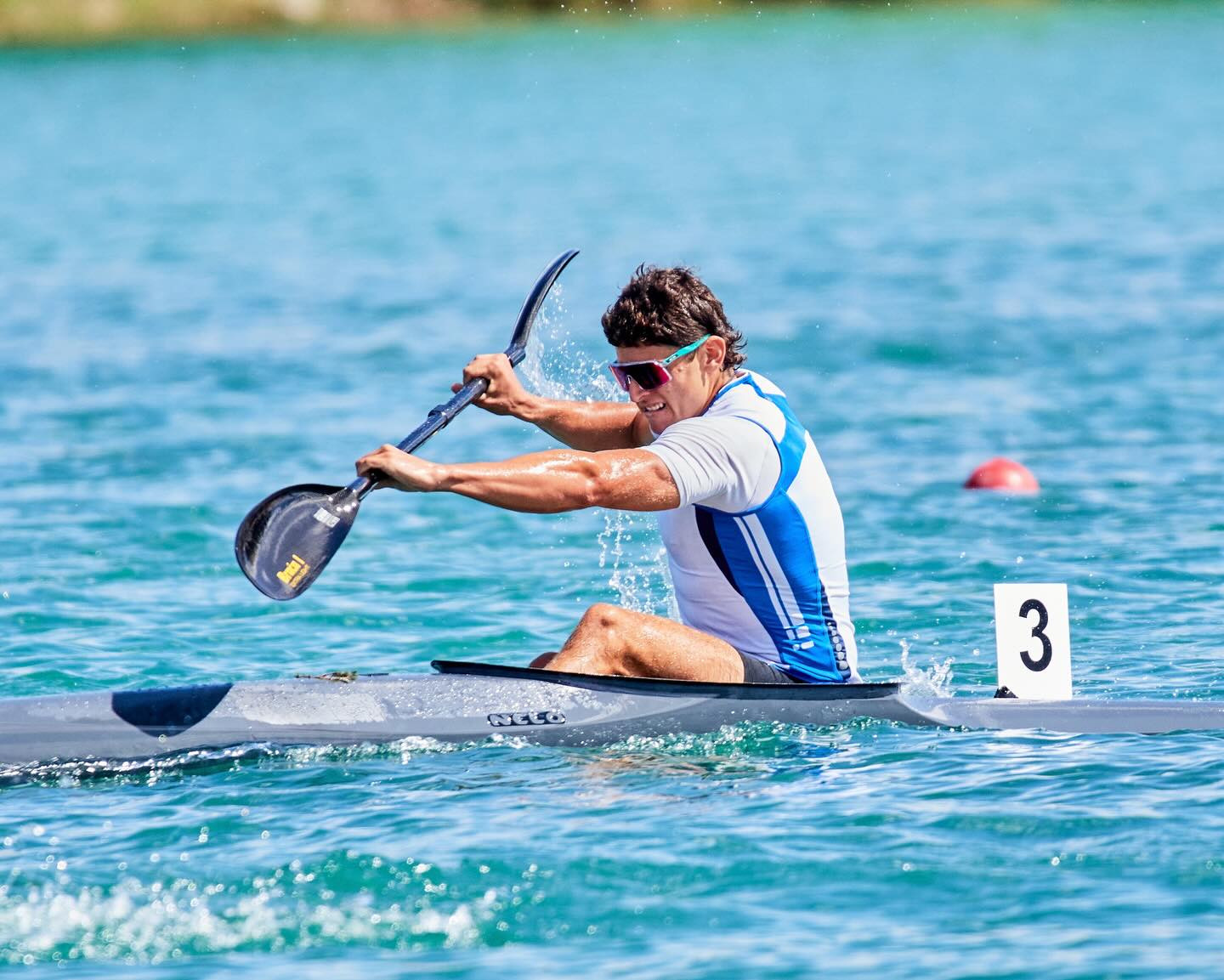 In data 1-2-3 Agosto si sono disputati all’Idroscalo di Milano i Campionati Italiani per le categorie Ragazzi, Junior e U23 sulle distanze dei 1000, 500 e 200 metri.
Ottimi risultati da parte degli atleti del Circolo Sestese con parecchie finali conquistate, diversi podi e un titolo italiano.
Venerdì terzo posto per Jacopo Dalla Rosa nella gara del K1 U23 e per la coppia formata da Sofia Valli e Matilde Rosini nella gara del K2 Junior sulla distanza dei 1000 metri.
Nella giornata di Sabato inoltre Sofia Valli conquista il titolo italiano assieme a Riccardo Montonati nella gara del K2 Junior misto 500m, mentre Domenica sulla distanza dei 200 metri il K4 Ragazzi composto da Marco Pirovano, Manuel Ginocchi, Marco Orecchia ed Edoardo Urrico sale sul terzo gradino del podio.