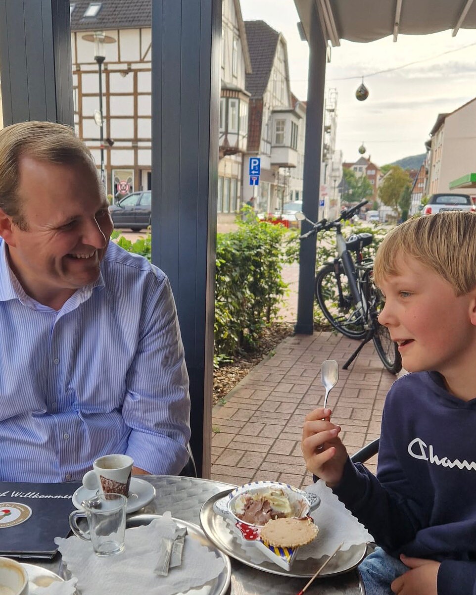 „Auf ein Eis mit Florian“ 🍨
Zu Beginn der Sommerferien hatte ich die Kinder und Jugendlichen in Vlotho eingeladen mich an der Eisdiele von @rosssii86 zu besuchen, mir von ihren Ideen für Vlotho zu erzählen und sich eine Kugel Eis abzuholen. 🍦
Konstantin hatte damals leider keine Zeit und hat mich daraufhin angeschrieben: Er hätte viele Ideen und würde mir davon gerne persönlich berichten. 👍🏻
Daher habe ich mich gestern mit ihm und seinen Eltern - zum Ende der Sommerferien - im Eiscafe Corona in der Langen Straße getroffen und über allerlei ausgetauscht. 🤝
Ich freue mich, wenn auch junge Menschen auf mich zukommen und mir berichten, was sie von und für Vlotho erwarten. Und wir waren uns einig: Vlotho kann mehr - für Jung und Alt!
Lieber Konstantin, danke für das Gespräch und Deine Ideen! 🤩
#vlothokannmehr #aufeineismitflorian #florianfürvlotho #kommunalwahl #eisgehtimmer #austausch #dialog #vlotho