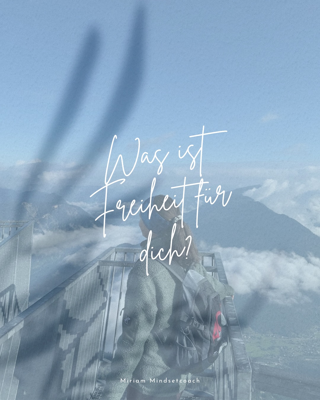 Gestern ganz früh morgens war ich auf einem Berg, um den Sonnenaufgang zu sehen. 🌄
Der Nebel war dichter als gedacht – keine Sonne, kein Farbenspiel.
Doch nach einem Frühstück in bester Gesellschaft kam sie dann doch hervor: die Sonne. ☀️
Und da war er, dieser magische Moment:
✨ vor allen anderen, in Ruhe, ohne Trubel.
✨ nur Natur, Weite, Stille.
✨ ein Moment von FREIHEIT.
Freiheit kann vieles bedeuten – Zeit, Natur, Entscheidungen, Leichtigkeit, Abenteuer, Stille … und sie sieht für jeden von uns anders aus. 🌿
💭 Meine Einladung an dich, sagst mir in den Kommentaren oder als DM:
Was ist für dich Freiheit?
Wo fühlst du dich frei – wirklich frei?
Genau darum geht es auch in meinem Coaching UNBOUND 🍃
Sessions, in denen du dir selbst begegnest, alte Rollen loslässt und deine innere Freiheit spürst. ✨
Lass uns gemeinsam Freiheit neu definieren. 💫
#freiheit #ichfrei #achtsamkeit #retreat #mindset #coaching #selbstbestimmung #bewusstsein #innerekraft #unbound #ichwachse #retreataustria #mindfulmoment #sonnenaufgang #naturmomente #lebedeinleben #selbstfindung #yoga