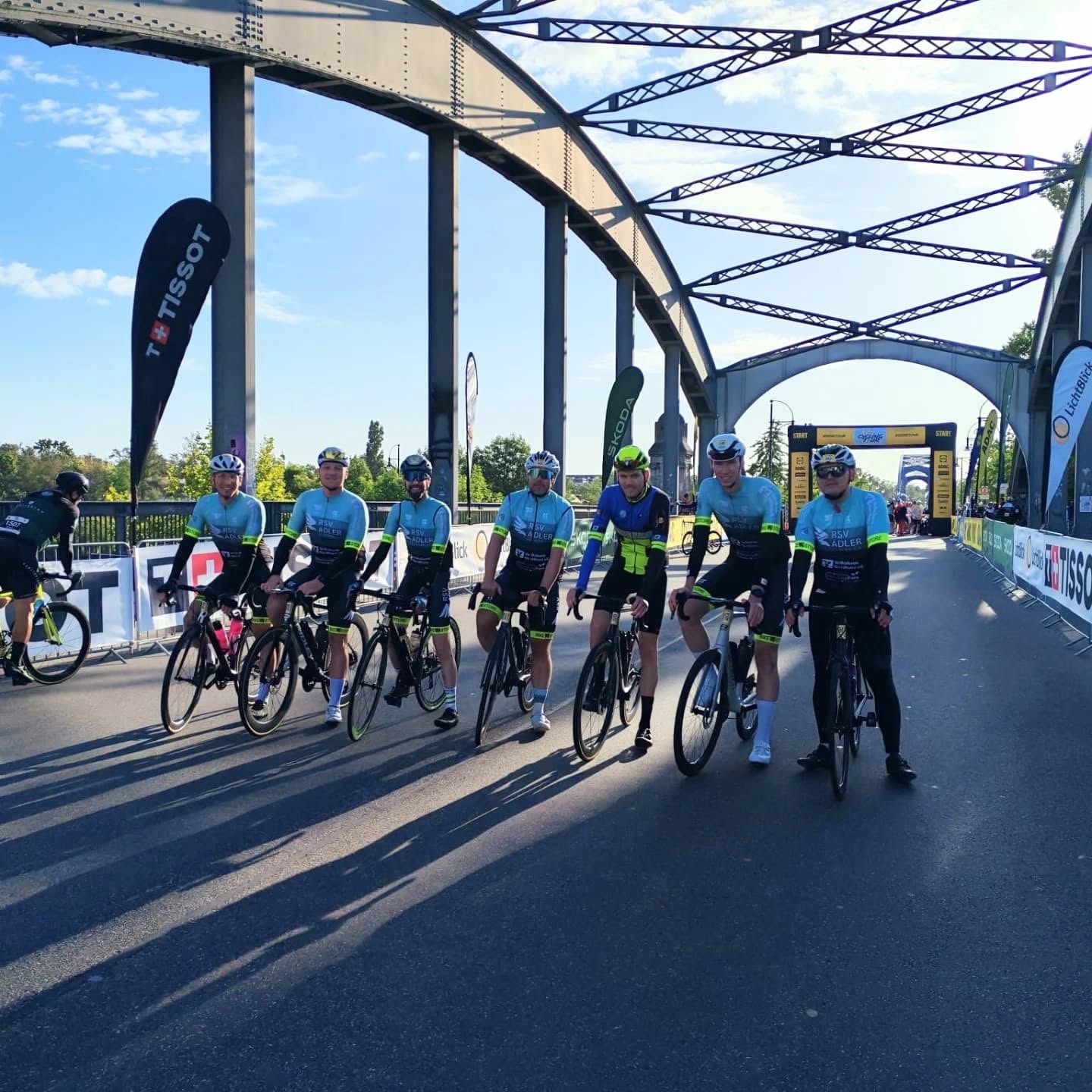RSV Adler Goslar im Sommer 2025?
Irgendwo zwischen Race Across Germany, ADAC cyclingtour Magdeburg, Cyclassics Hamburg und Krankenhaus.
Wie die Bilder eindrucksvoll zeigen, haben wir die letzten Wochen reichlich positive Schlagzeilen bauen können. Wer hätte vor kurzem damit gerechnet dass wir durch unseren Malte Platz 1 beim prestigeträchtigen RAG erringen können, oder unser Manni aka Betonwade im seiner Altersklasse die Cyclassics dominiert? Auch in Magdeburg haben wir mit unserem Jose auf Platz 31 einen Mann ganz vorne mit dabei.
Alle anderen Starter nicht zu vergessen - es war ein geiles Gefühl in den neuen Trikots aufzulaufen, Jungs 🤩
Nicht vergessen wollen wir die negativen Dinge diesen schönen Sports : durch einen schweren Sturz in Magdeburg musste unser Basti 2x an arm und Schulter operiert werden. Wir wünschen weiterhin gute Besserung 🙏🏼
#rsvadler #adlergoslar #radsport #rennradharz