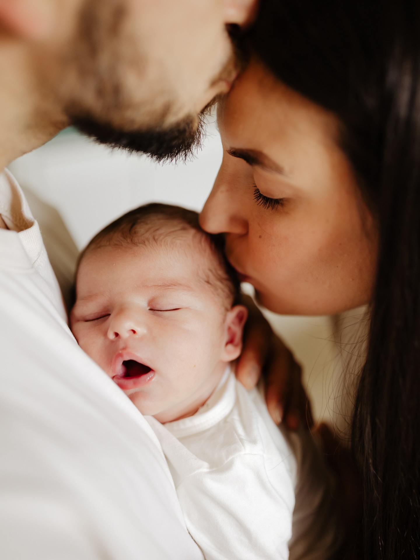 ✨ Une séance naissance, comment ça se passe ? ✨
Votre tout-petit est enfin là, et vous souhaitez immortaliser ses premiers jours avec des photos douces et naturelles ? Voici comment se déroule une séance naissance avec moi !
📍 Où ?
Chez vous, dans votre cocon, pour des images authentiques et pleines d’émotion. J’utilise la lumière naturelle pour un rendu chaleureux et intemporel.
📆 Quand ?
Idéalement dans les 15 premiers jours de vie, lorsque bébé dort encore beaucoup. Mais pas de panique, il est aussi possible de réaliser de magnifiques photos jusqu’à 1 mois (et même au-delà).
💤 Le rythme de bébé avant tout !
La séance est entièrement adaptée à son bien-être : pause tétée, câlins, change… On prend le temps qu’il faut pour qu’il soit apaisé.
📸 Des photos naturelles et spontanées
Pas de posing figé, juste des moments tendres avec bébé dans vos bras, des petits détails (ses minuscules pieds 🥰) et des instants complices en famille.
🤍 Un souvenir précieux à jamais
Ces images deviendront un trésor à feuilleter encore et encore. ✨
Tu souhaites plus d’infos ou réserver ta séance ? N’hésite pas à me contacter en DM pour en discuter ! 💌
———
#photographenaissanceoise#photographenaissancecompiegne#photographenaissancesenlis#melanievauryphotographe#futursparents202#futursparents2026#bebe2025#bebe2026