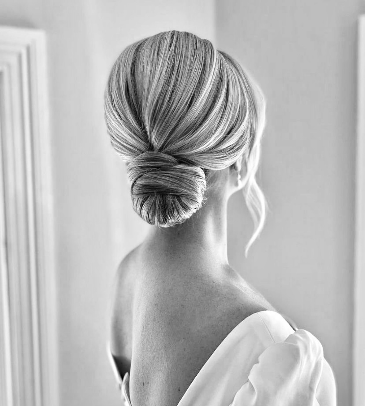 The many looks of a 🤍Low Bun🤍
I love a polished, classic bridal hairstyle and the low bun (aka: Ballerina Bun, Chignon) is at the top of the list.
We’re seeing more and more sleek, polished bun styles this wedding season from coast to coast and I’m here for it.
Let me know which one’s your favorite and tell me if you’re wearing some form of a bun on your wedding day.