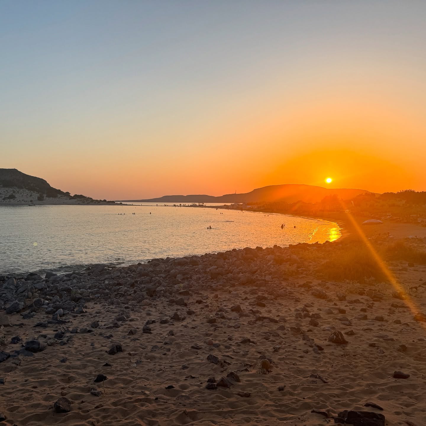 Neue Podcast-Episode: ☀️ Sommerzeit – Aufbruch, Abenteuer & Ausrasten
Ja, wir wissen’s – diese Episode kommt ein paar Sonnenstunden zu spät. 😅 Nach dem Sommer ist vor dem Sommer – und vielleicht ist ja in dieser Folge etwas dabei, das du dir noch heuer oder für deine nächste Auszeit vornehmen kannst. 🌴
Aber besser spät als nie – ein bisschen Sommer ist noch übrig … und der Indian Summer wartet schon. 🍂
In der 21. Folge von Impulse für dein Leben sprechen @stefan_suss & @thomas.fleischanderl darüber,
- warum Sommer nicht nur Freizeit, sondern Lebenszeit ist,
- was es bedeutet, „nur 15 Sommer“ mit den eigenen Kindern bewusst zu erleben,
- wie Sightrunning, Nackt baden oder Micro-Urlaube vor der Haustür kleine Abenteuer sein können,
- und wie du mit einem simplen Trick oft ein besseres Hotelzimmer bekommst 😉
🎧 Jetzt reinhören:
🟢 Spotify: https://bit.ly/4fmclrT
🟣 Apple Podcasts: https://bit.ly/3VI3zOc
🟡 Amazon Music: https://bit.ly/4iMjd4L
⭐ Wir sind DANKBAR für euer Feedback zum Podcast. Wenn dir unser Podcast gefällt, freuen wir uns sehr über deine Bewertung auf der Plattform, auf der du gerade hörst – danke!
#ImpulseFürDeinLeben #Podcast #Sommerzeit #Abenteuer #Auszeit #Lebensfreude #Selbstentwicklung #MutZurVeränderung#HotelTrick