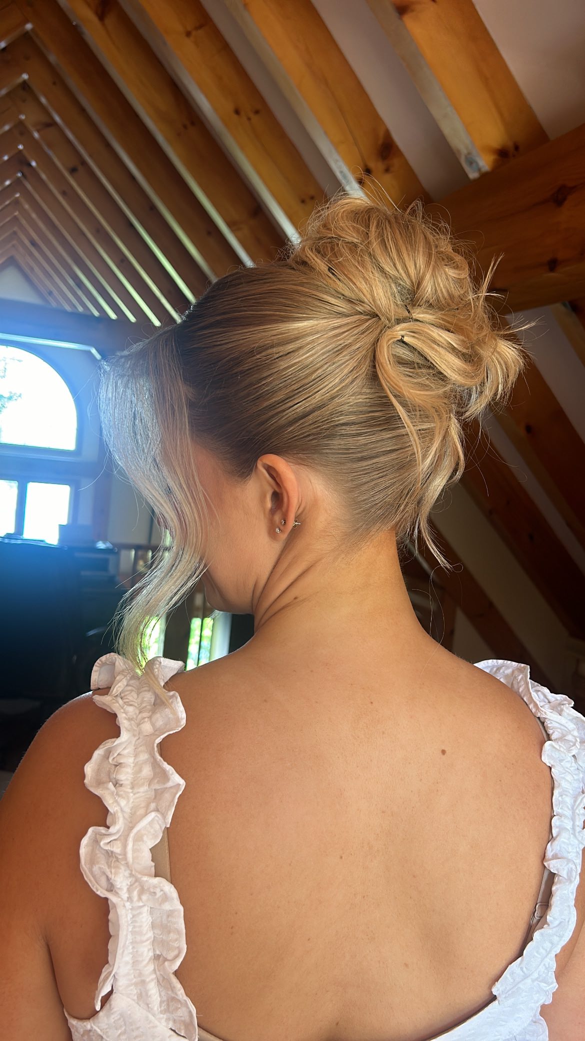 The stunning @clarebutlerr and a sneak peek Behind the scene before she walks down the aisle to her happily ever after.
@masha.glow for the perfect makeup
#ottawahairstylist #ottawabride #ottawahair #ottawabridalhair #ottawabrides #weddinghair #gatineaubride #quebecbride #montrealwedding #montrealweddinghair