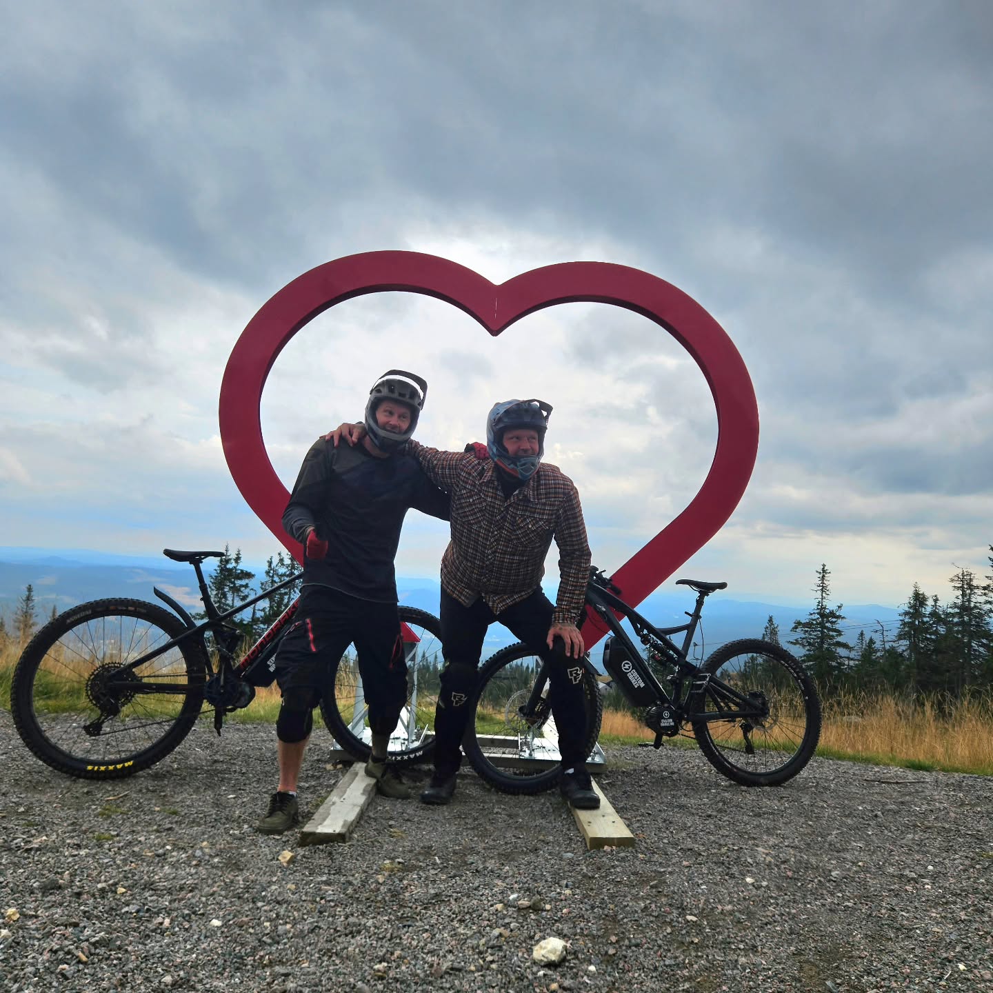 Høsten er beste sesongen for E-bike tid. Hvis heisen er stengt , så går det likevel like bra å kjøre oppover. #uphillebikes + #downhill_mtb #customebikes
#customelectricbikes #custom_ebike