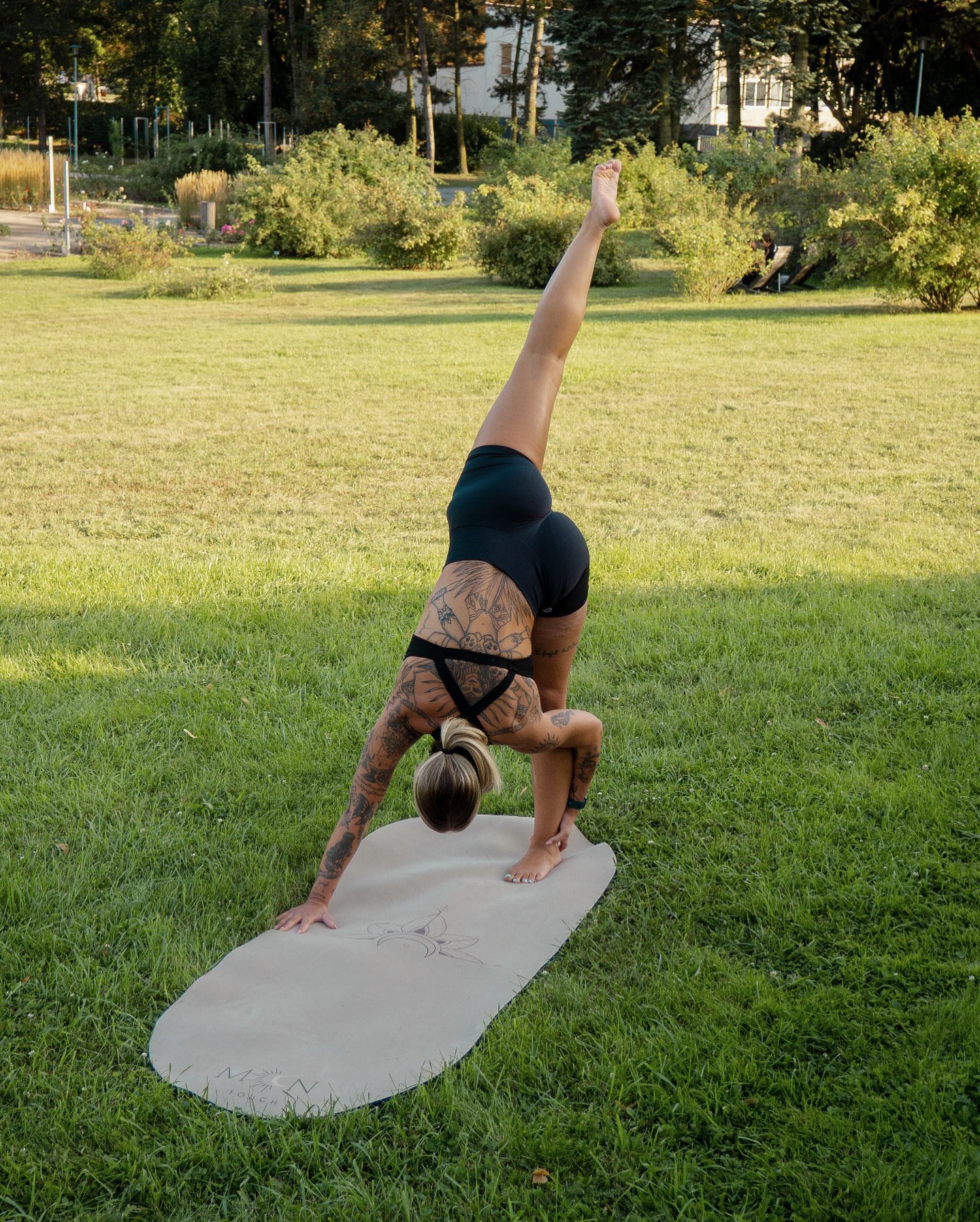 🌙✨ Kouzlo Moon Touch – spojení krásy, funkčnosti a udržitelnosti, které obohatí vaši jógovou praxi.
Jógová podložka s názvem ~Flower Moon~, inspirovaná lotosovým květem, přináší do vaší praxe estetiku a klid, zatímco její větší rozměry poskytují prostor pro každou ásanu. 🧘🏻♀️
Nechte se unést krásou přírody a sdílejte s námi své chvíle s Moon Touch. ♡
#moontouchmatty #jogachallenge #jogapodlozky