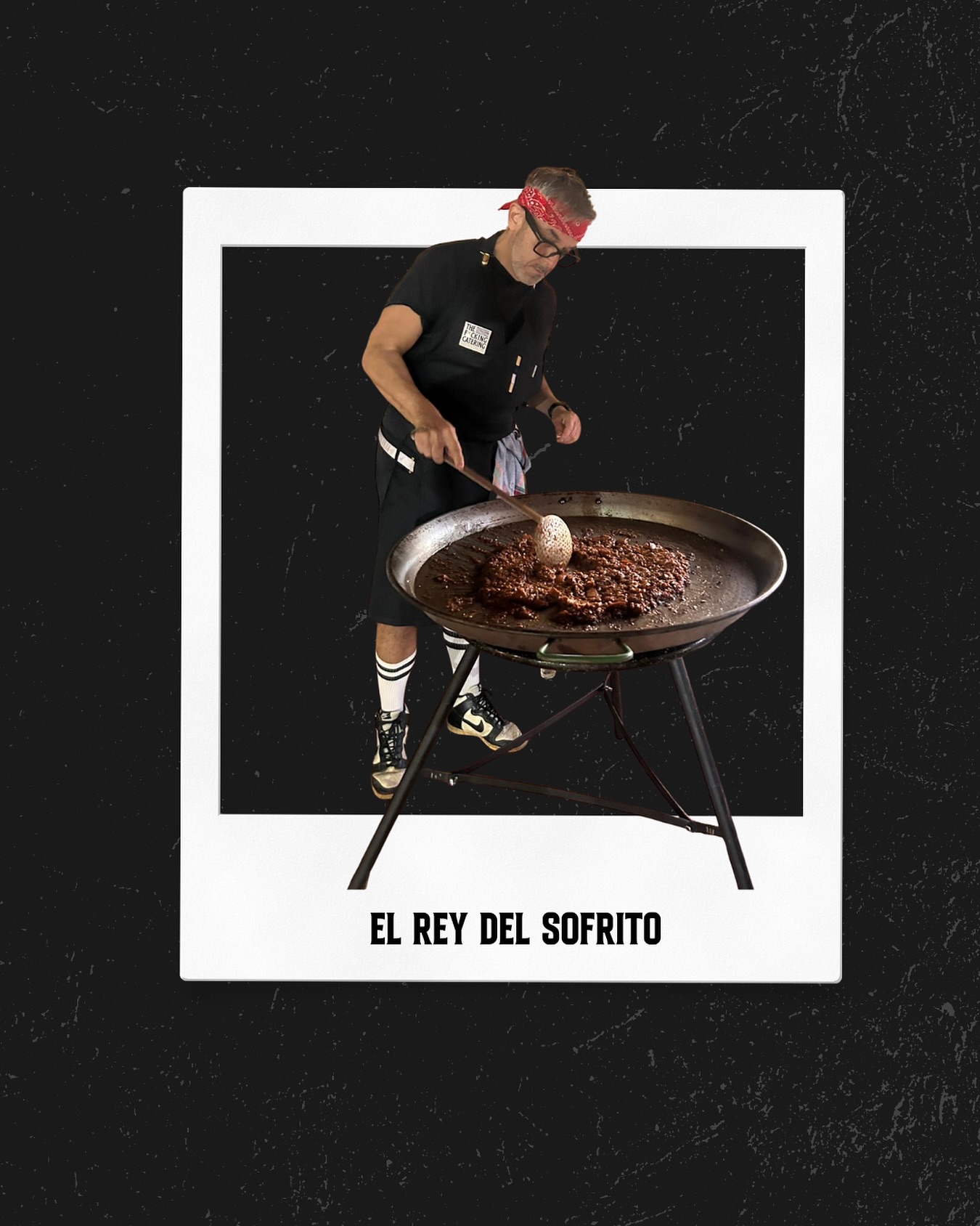 Si pensabais que un buen arroz o una buena fideuá se hace por arte de magia, estáis muy equivocados.
El secreto está en el alma del plato: el sofrito.
No usamos productos de bote ni atajos. Dedicamos horas a cocinar a fuego lento los mejores tomates, cebolla, ajo y pimiento. El resultado es una base concentrada, con un sabor que no deja a nadie indiferente.
Cuando probéis un arroz o una fideuá de The Fucking Catering, no solo estaréis comiendo un plato, estaréis degustando la esencia de la calidad.
¿El motivo? Porque nuestro sofrito no es solo un sofrito. Es la base de un sabor que os dejará sin palabras.
#TheFuckingCatering #ArrozConAlma #FideuáDeVerdad #SofritoArtesano #SaborQueImpacta #CateringDeLujo #CocinaSinTonterías #GastronomíaBrutal