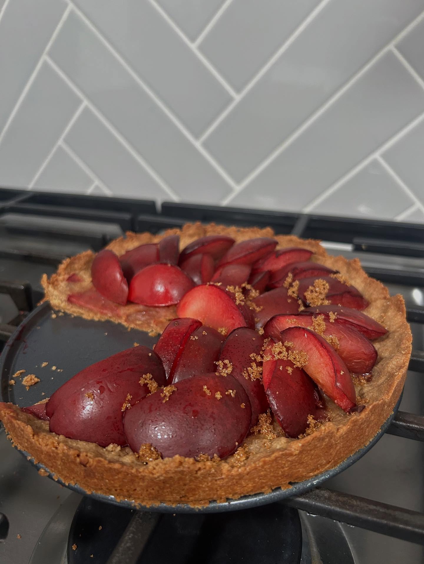On a continuous quest to remember what brought me joy as a child because that’s a pretty good indicator to what naturally regulates our nervous system. Baking was definitely it for me!! Flour all over the kitchen 🤣 and just experimenting with different ideas… This is my mom Eva’s german plum tart recipe and today was my first attempt! Nervous system regulation doesn’t always have to be meditation, breathwork or movement. What makes your ✨soul sing✨ and gets you into that zone?