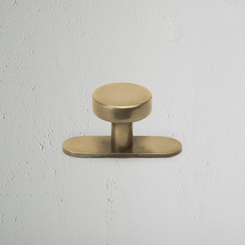 Handles are like jewellery for your kitchen - they can make or break the look. Cheap ones will cheapen the whole space, but the right ones can elevate even a budget kitchen. These are some of my go-to picks that I use in my projects. I like to mix shapes and sizes for interest. In Dubai, most kitchens only use bar handles, and honestly, it drives me crazy!
.
.
.
#kitchenhandles #bespokekitchendesign #bespokekitchens #dubaikitchendesign