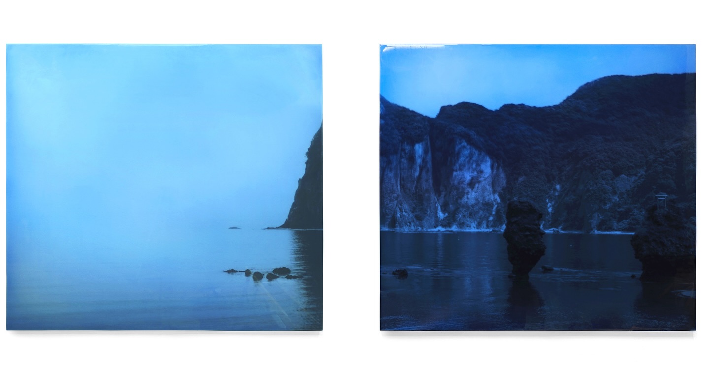 「43.2373, 140.7344_imagination I-II」
The composition recalls the ink-painting idea of Zan Zan Jō Sui (“leaving mountains, reserving water”). I sought to explore a way of seeing landscapes that transcends geographic location and historical time. A distant view of the landscape always exists within me, and what becomes essential is yohaku (emptiness). It is not a void but an active space that evokes memory and imagination, abstracting the landscape into a universal image within myself. Photography serves as a means of fixing a moment objectively, allowing me to re-examine my own perspective while reconstructing the landscape.
•
•
•
「残山剰水」を連想させる構図をとっています。地理的な場所や時間を超えて、人が風景を捉える際に生じる見え方を探求したいと思いました。遠い視点からの風景は常に私自身の内にある景色として存在します。重要となるのが「余白」で、それは記憶や想像を喚起し風景を抽象化して自身の普遍的なイメージへと展開させます。写真は、その瞬間を客観的に定着させ、自身の視点を再確認しながら風景を再構築するための手法です。
•
•
•
•
•
#contemporaryart #visualartist #photobasedart #paintingart #landscapeart #artandmemory #identityart #japaneseart #tokyoartscene #mixedmediaart #printmaking #artcollector #artcurator