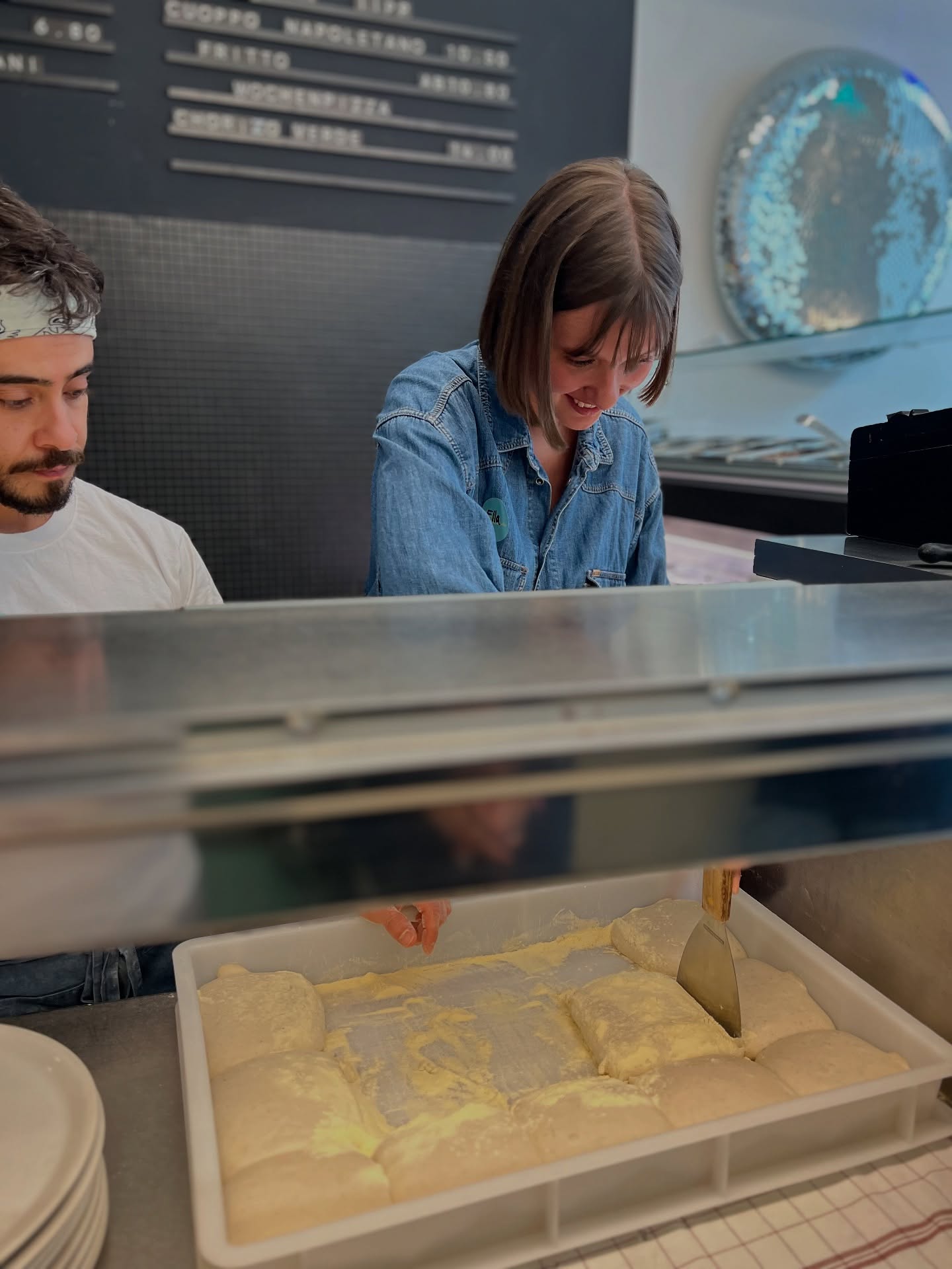 Hands in the dough, heart in Naples. 🍕❤️ Experience the joy of creating your own authentic Neapolitan pizza at Scuola Volante – where every smile is homemade.
#scuolavolante #pizzalovers #neapolitanpizza #pizzanapoletana #pizzatime #vienna #italianfood #pizzaiolo #homemadepizza #foodexperience #pizzaparty #pizzaworkshop #fromnapleswithlove #pizzavibes