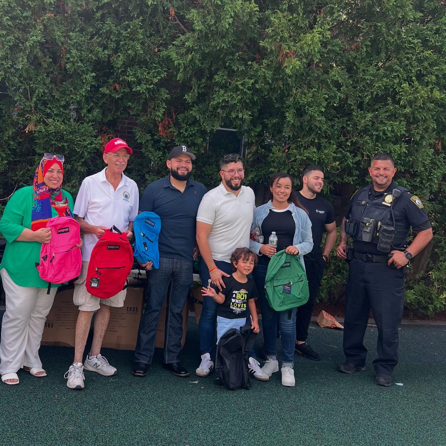 Mensaje Bilingüe
ENGLISH
Spent some time with the family at Costa Park with our friends at @lupitarestaurantrevere who hosted their annual Back to School Backpack Giveaway! Small businesses in our city are not just providers of jobs and tax revenue but they are also investing in our young people and our community.
Mensaje Bilingüe
Español
¡Pasamos tiempo con la familia en Costa Park con nuestros amigos de @lupitarestaurantrevere que organizó su evento anual de vuelta a la escuela donde regalan cientos de Mochilas! Las pequeñas empresas en nuestra ciudad no son sólo proveedores de puestos de trabajo e ingresos fiscales, sino que también están invirtiendo en nuestros jóvenes y nuestra comunidad.