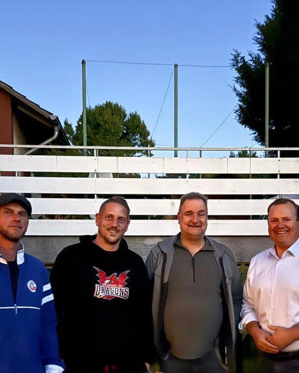 Nachbarschaftstreff auf dem Bonneberg
🙋🏼♂️ Zum Abschluss der vergangenen Woche hatten @swlasergravur und seine Familie zahlreiche Freunde, Nachbarn und Familienangehörige zum Nachbarschaftstreffen auf den Bonneberg eingeladen.
🤸♂️ Für die Kinder waren ein Trampolin und allerlei Spiele vorbereitet. Familienzusammenhalt und nachbarschaftliches Miteinander waren den ganzen Abend über spürbar. Das ist Dorfleben pur!
🤩 Danke für die vielen guten Gespräche, den Zuspruch und die Unterstützung, die mir entgegengebracht wird!
#nachbarschaftstreff #dorfleben #miteinander #florianfürvlotho #vlotho #kommunalwahl #zuhören #familienzeit #austausch #transparenz