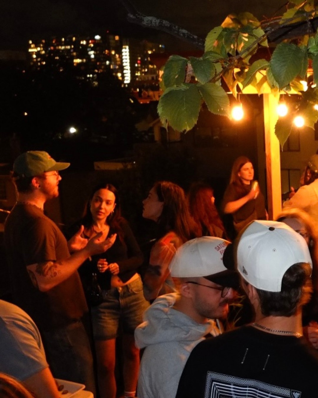 Our second Open Decks Night was pure magic! 🎧 🌆 Once again, DJs of all experience levels stepped up to the decks, creating an eclectic soundtrack for the night. From smooth grooves to high-energy sets, the TA2 West rooftop came alive with music, conversation, and connection. With the BBQ going and the sunset as the backdrop, it was the perfect mix of food, community, and shared creativity. Thanks to everyone who joined us to spin, hang out, and make the evening so special.
Thanks @spenfried92 and @_tori.lyn_ for the awesome pics!