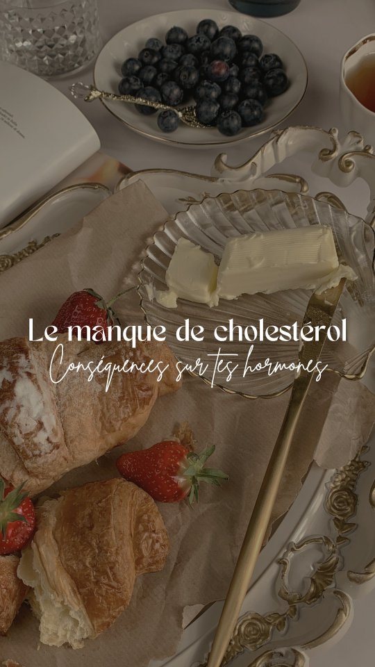 On s'inquiète toujours de l'excès de cholestérol (qui provient d'ailleurs rarement des œufs qu'on mange au petit-dej..), mais le manque de cholestérol est lui aussi problématique !
Le cholestérol est indispensable à notre équilibre hormonal, digestif, et nerveux.
>> c'est le précurseur de nos hormones stéroïdiennes (œstrogènes, testostérone, progestérone...) : on les fabrique grâce à lui !
>> il est indispensable à la synthèse de bile et à la digestion des graisses.
>> il permet l'assimilation des vitamines A, D, E, K.
>> il joue un rôle crucial dans la fluidité des membranes, les fonctions cognitives, et l'équilibre des neurotransmetteurs.
>> c'est un composant essentiel du cerveau (qui contient à lui seul 20% du cholestérol !).
Lorsque le taux de cholestérol est sous-optimal, l'ensemble du système hormonal est impacté.
Tout est question d'équilibre ⚖️
Est-ce que tu connais ton taux de cholestérol ?
#hormones #fatiguechronique #amenorrhee #cycleféminin #equilibrenerveux #cyclemenstruel #troubleshormonaux #troublesdigestifs