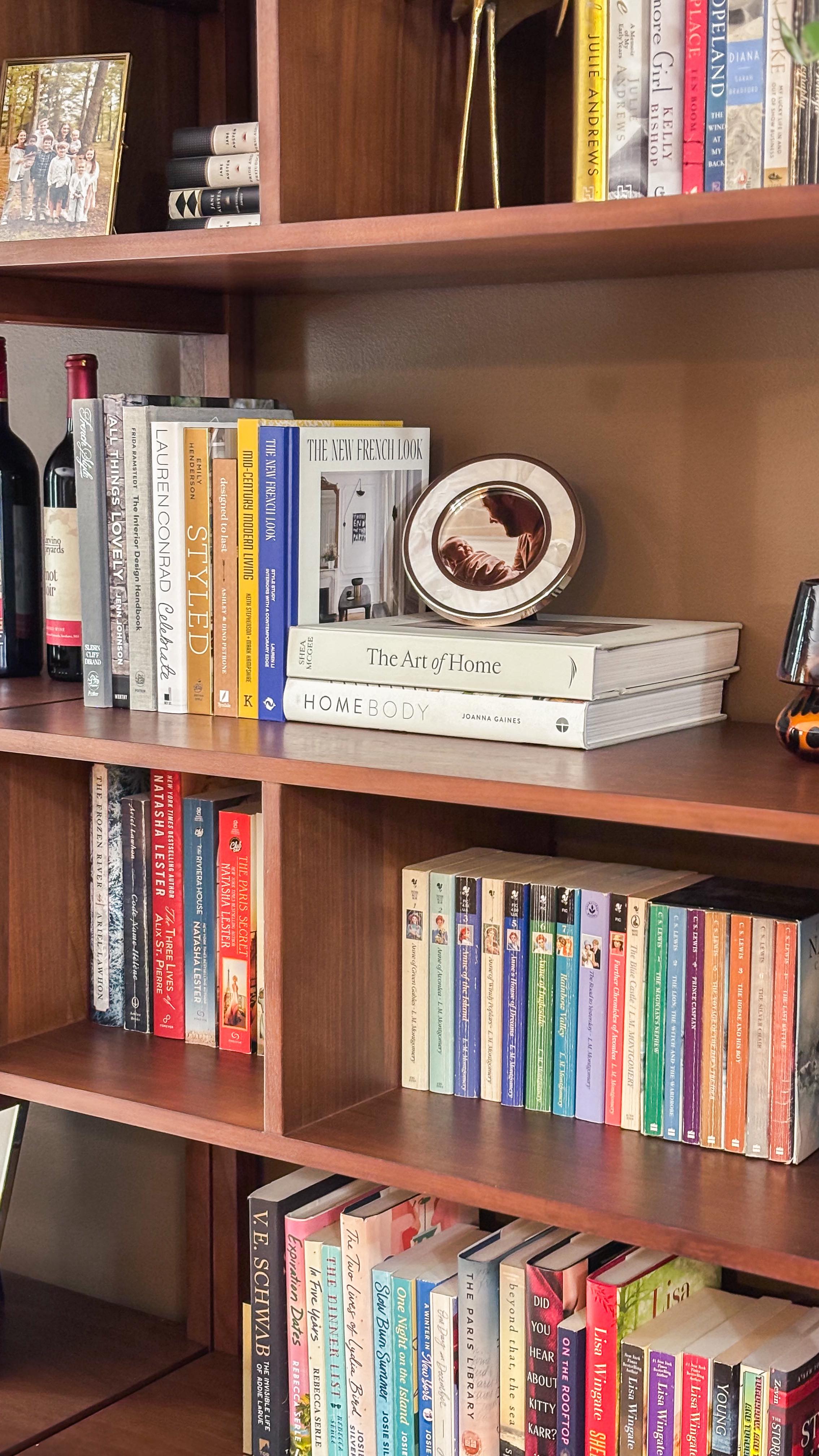 Dining Room Part 3 📚🍷
Bookshelves, built, styled and loved. ✔️
They make the room. And I’m so glad to have my books unpacked and on view here.
#interiordesignlovers #ourarticle #diningroomdesign #sherwinwilliamsgrounded #homedesigninspiration #housebeautiful #homelibrary #bookshelvesofinstagram #bhgstyle #allthebooks #bookloversofinstagram