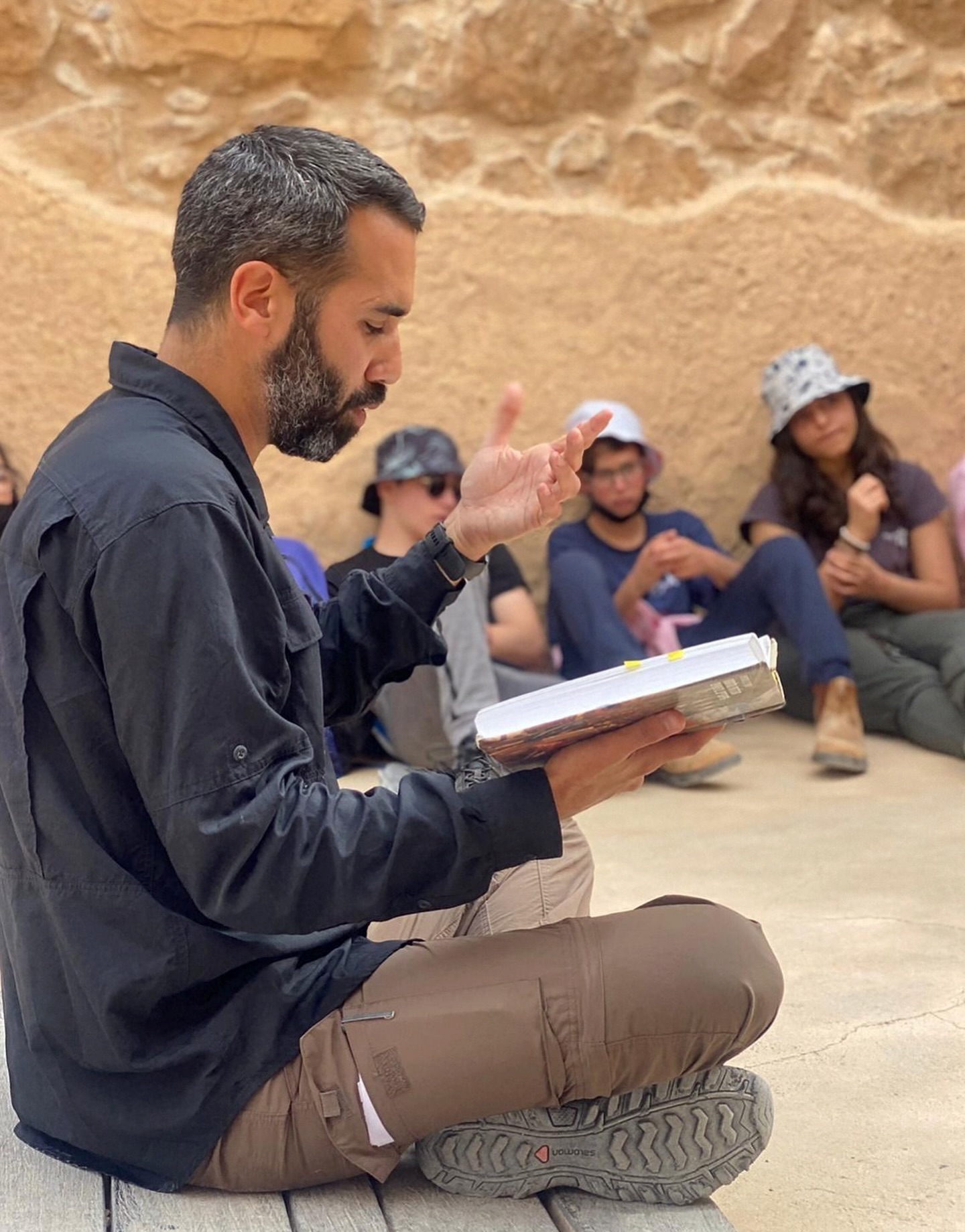  שנת הלימודים בפתח
והיום קלטתי שאני מדחיק את העובדה שזו תהיה השנה הראשונה שבה לא אכנס בשערי בית הספר
ולא אלמד בכיתות.
הפרידה הזו מעציבה אותי.
יש בתחילת שנה חווית רעננות
ההתרגשות להגיע עם רעיונות חדשים
להיכנס לכיתה בחולצה חדשה
עם מהלכי למידה והבנה מדויקים יותר
ולפגוש נערים ונערות שבאים לבית ספר כי הם חייבים
ולקבל אותם בחיוך ובהתרגשות
ולזכור שהם היו בחופשה
ושגם להם לוקח זמן להתרגל חזרה לשגרה
להיות בהתחלה אסרטיבי אבל גם סופר רגיש
להעיר אותם ולעורר אותם!
לעורר בהם ניצוץ של סקרנות
לצאת איתם לטייל
ולהכיר יחד איתם את עצמם מחדש
את הטבע, את החברה הישראלית
לספר סיפור, לספר את הסיפור שלנו.
ויש גם זמנים קשים בתחילת שנה
ההתנגשות החזיתית בין המורה והמוטיבציה שלו לבין
הכיתה והיעדר המוטיבציה שלה
והגשר הזה שיש לבנות אותו בעמל רב
נמשך לפחות עד נובמבר.
בתחילת שנה אני מספר שאין מבחנים בשל״ח כי ערכים אי אפשר למדוד במבחן כתוב אלא רק בהתנהגות ובבחירה של כל אחד ואחת.
גם אני בחרתי
אחרי עשור של תפקידים שונים בהוראה ובחינוך
להמשיך הלאה למקום שהאיכויות שלי ימצאו קרקע חדשה לצמוח בהן (אני מקווה לפחות).
אני נפרד מהכיתה, אבל לא עוזב את מערכת החינוך
מה זה יהיה?
אני אנהל את מרכז ההדרכה של מנהל חברה ונוער במחוז מרכז. מצפה לזה! נתראה שם.
בהצלחה לכל המורים והמורות 💙
במיוחד לאנשי ולנשות השל״ח
ולכל התלמידים והתלמידות 💚