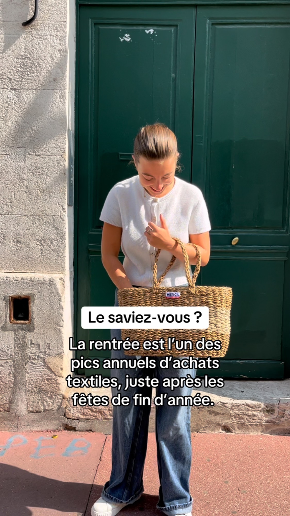 La rentrée est l’un des pics annuels d’achats textiles juste après les fêtes de fin d’année. Nouvelles tailles, nouvelles envies, nouveau cartable et souvent, une pile de vêtements neufs qui s’accumule.
👉 Et si on faisait différemment cette année ?
Choisir des marques responsables, locales, ou de la seconde main, c’est bon pour la planète, pour le porte-monnaie, et pour apprendre aux plus jeunes qu’on peut consommer moins, mais mieux.
Chez Merci Madame Monsieur, on pense qu’un bon basique vaut mieux qu’un tiroir qui déborde.
🌱 Moins de pièces, mais pensées pour durer.
🧵 Bien coupées, bien faites, et bien portées.
♻️ Pour une mode qui suit l’année scolaire sans suivre les tendances éphémères.
#moderesponsable #rentréescolaire #lessismore #slowfashion #mercimadamemonsieur #secondevie #lesaviezvous